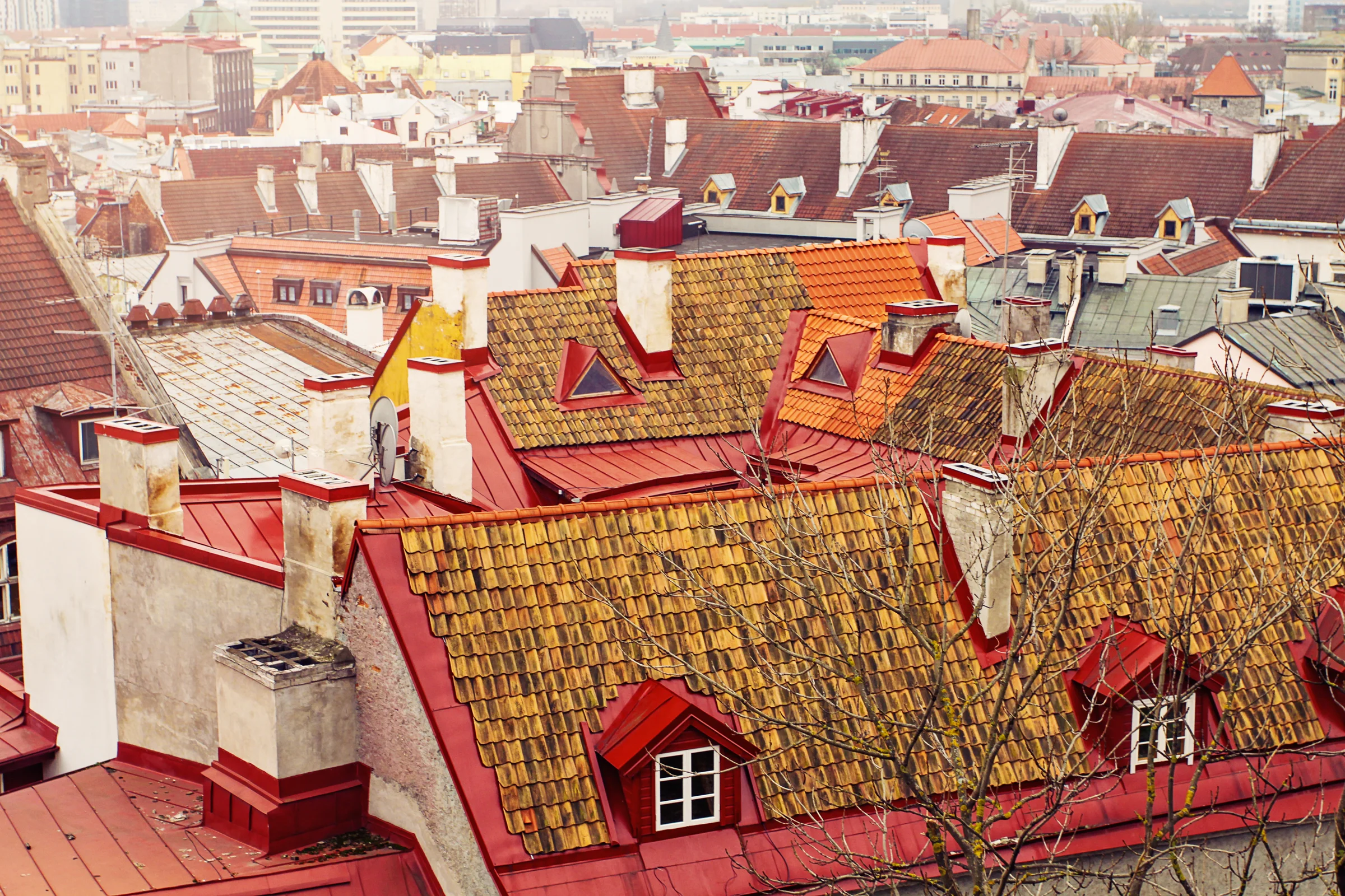 Rapatan atap genteng merah kota tua Tallinn abad pertengahan, Estonia
