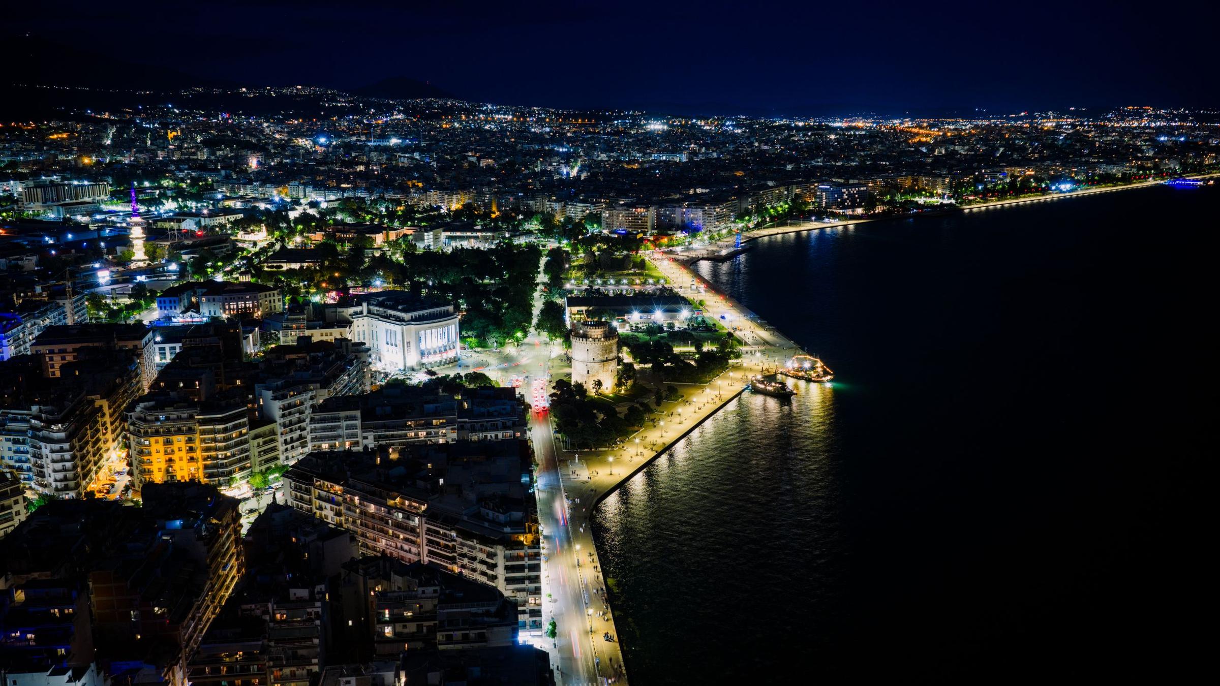 White Tower Thessaloniki di tepi laut malam hari