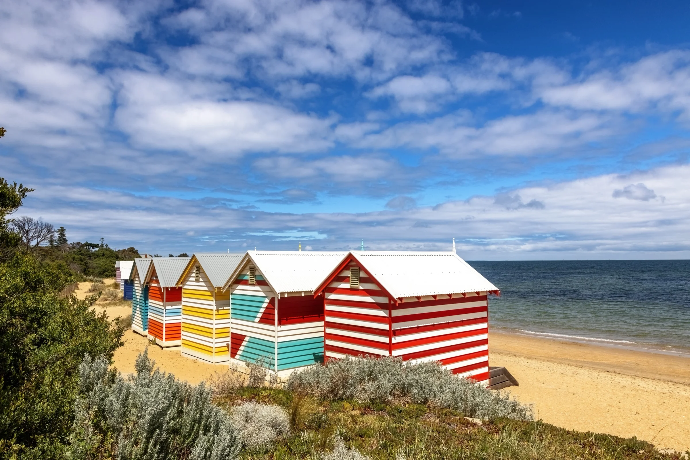 Rumah pantai kayu warna-warni Brighton Bathing Boxes di tepi pasir
