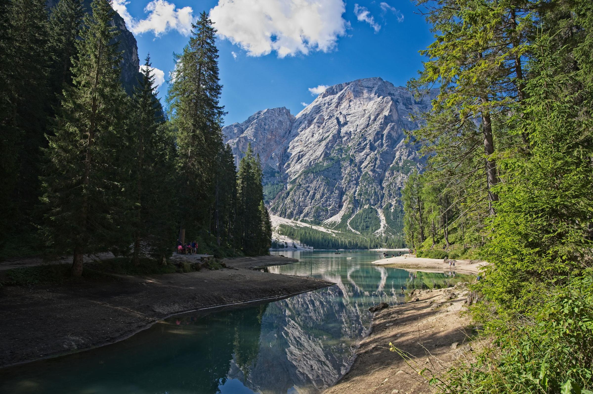 Nadia & Fico: Duduk santai di tepi Lake Braies, air hijau-tosca Dolomites bikin betah lama-lama.