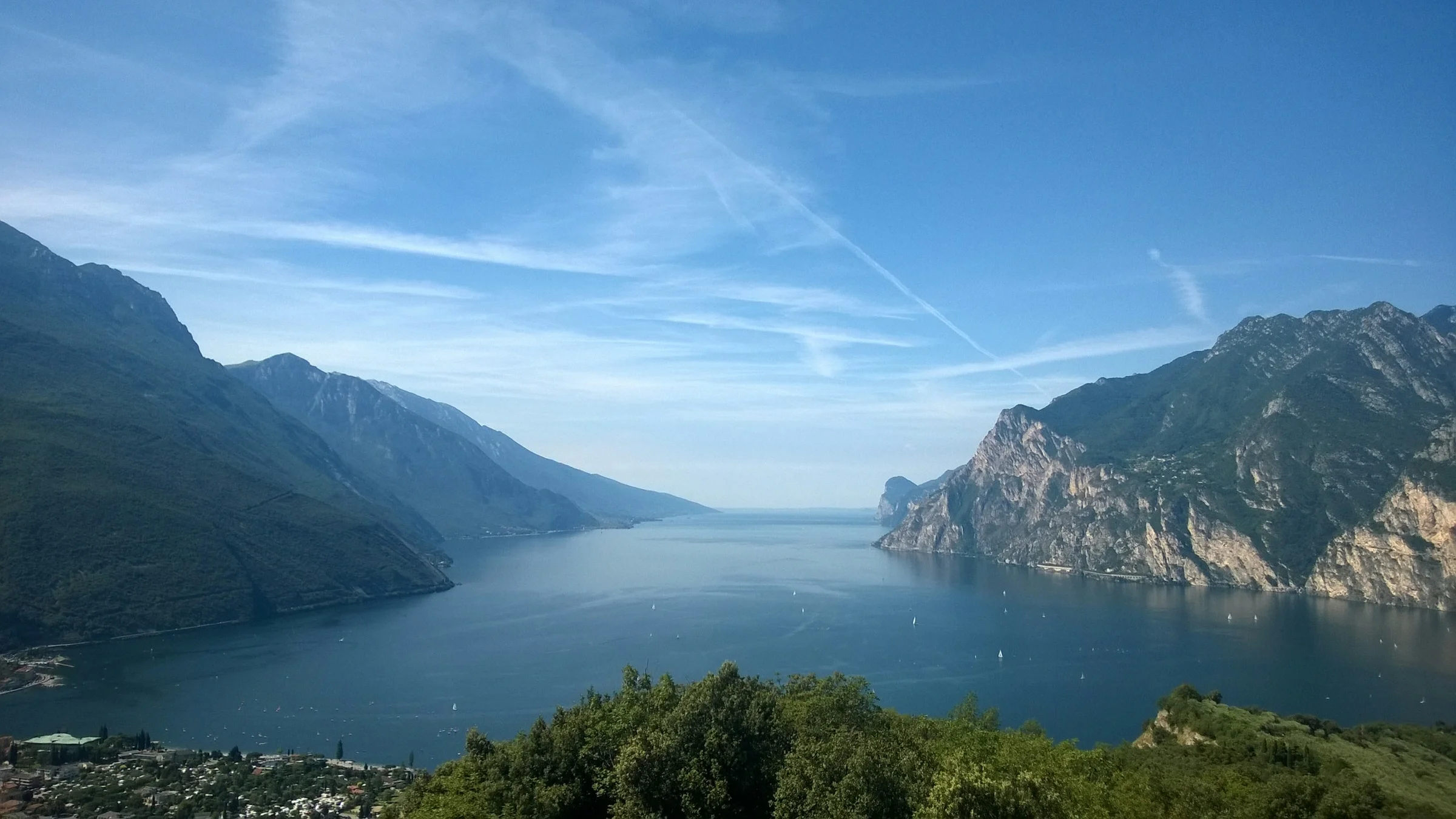 Ngarai dan Danau Garda dari ketinggian dengan langit berkabut tipis.