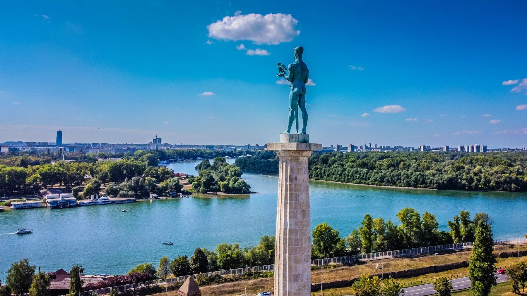 Patung Pobednik di Kalemegdan, benteng Belgrade di atas pertemuan Sungai Sava dan Danube