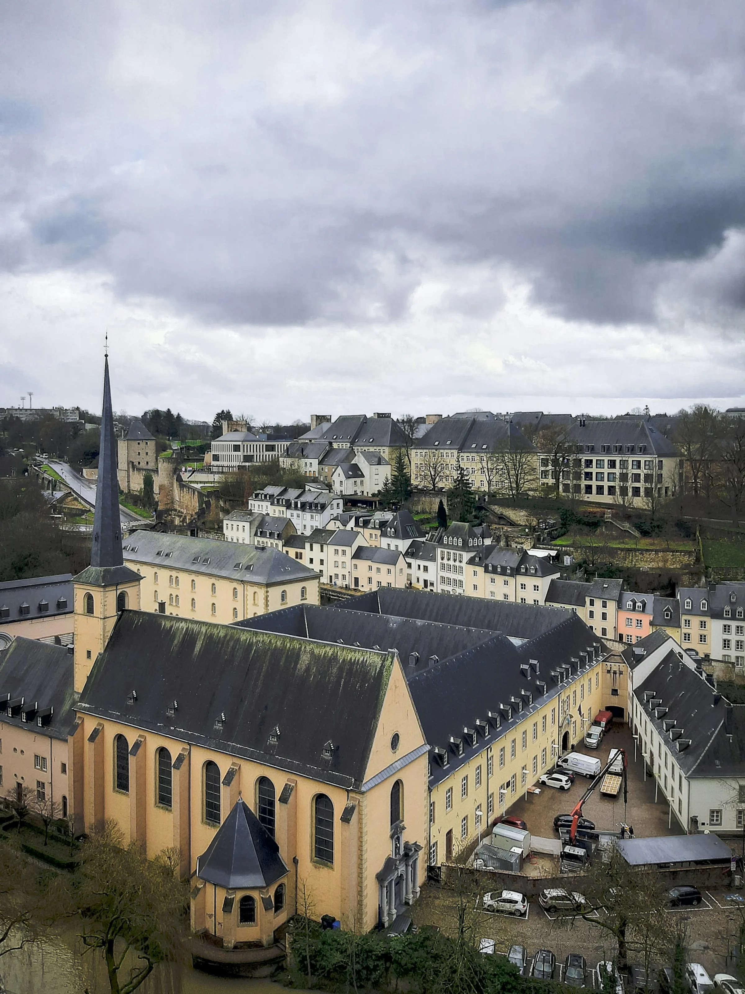 Biara Neumünster dan kawasan Grund Luxembourg dari ketinggian dengan langit berawan.