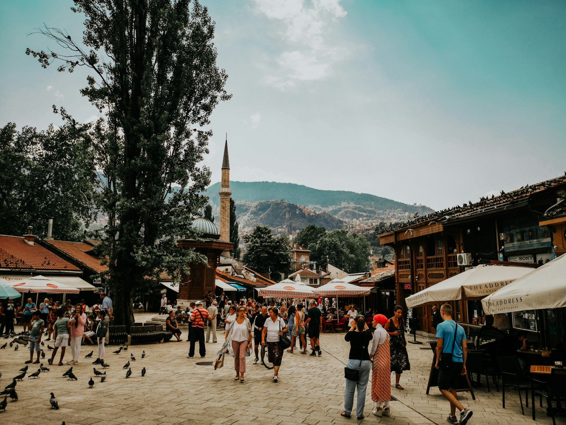 Jalan batu di Baščaršija Sarajevo — bazar Ottoman abad ke-15 yang masih hidup di tengah kota