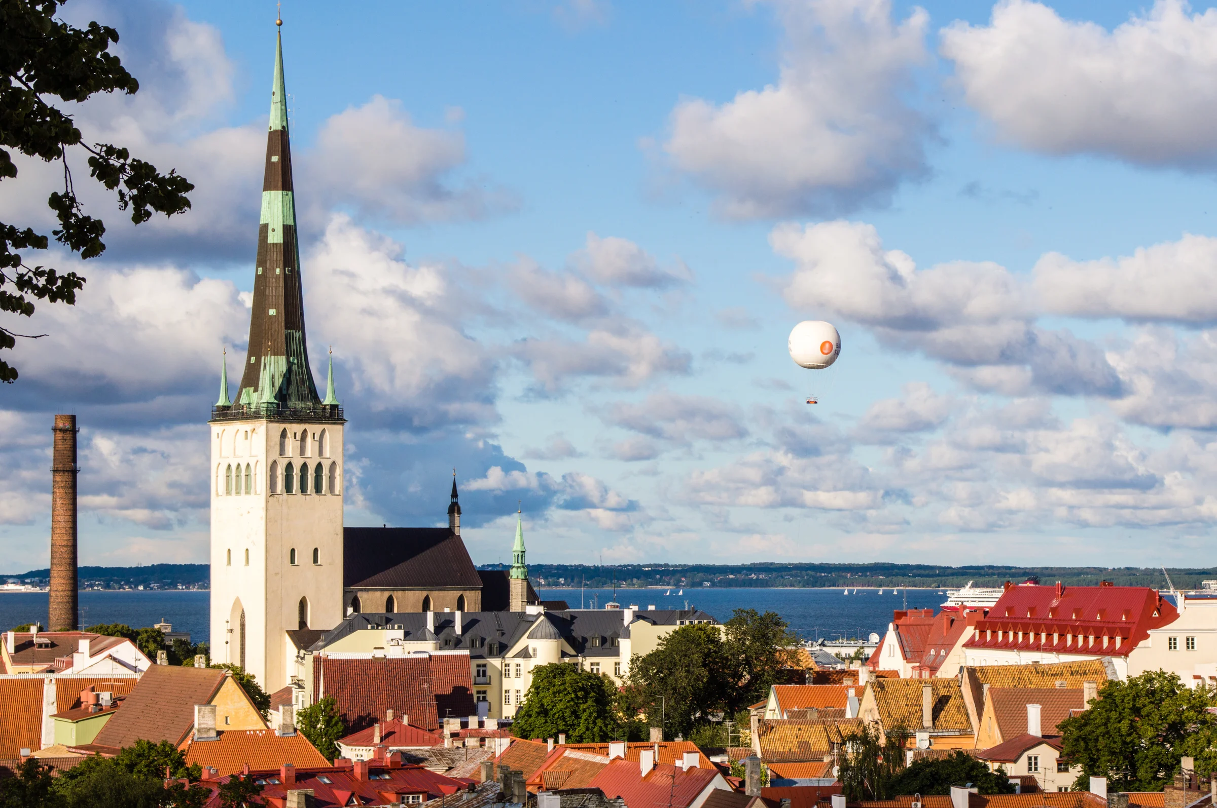 Menara Gereja St Olaf menjulang di atas atap-atap merah kota tua Tallinn