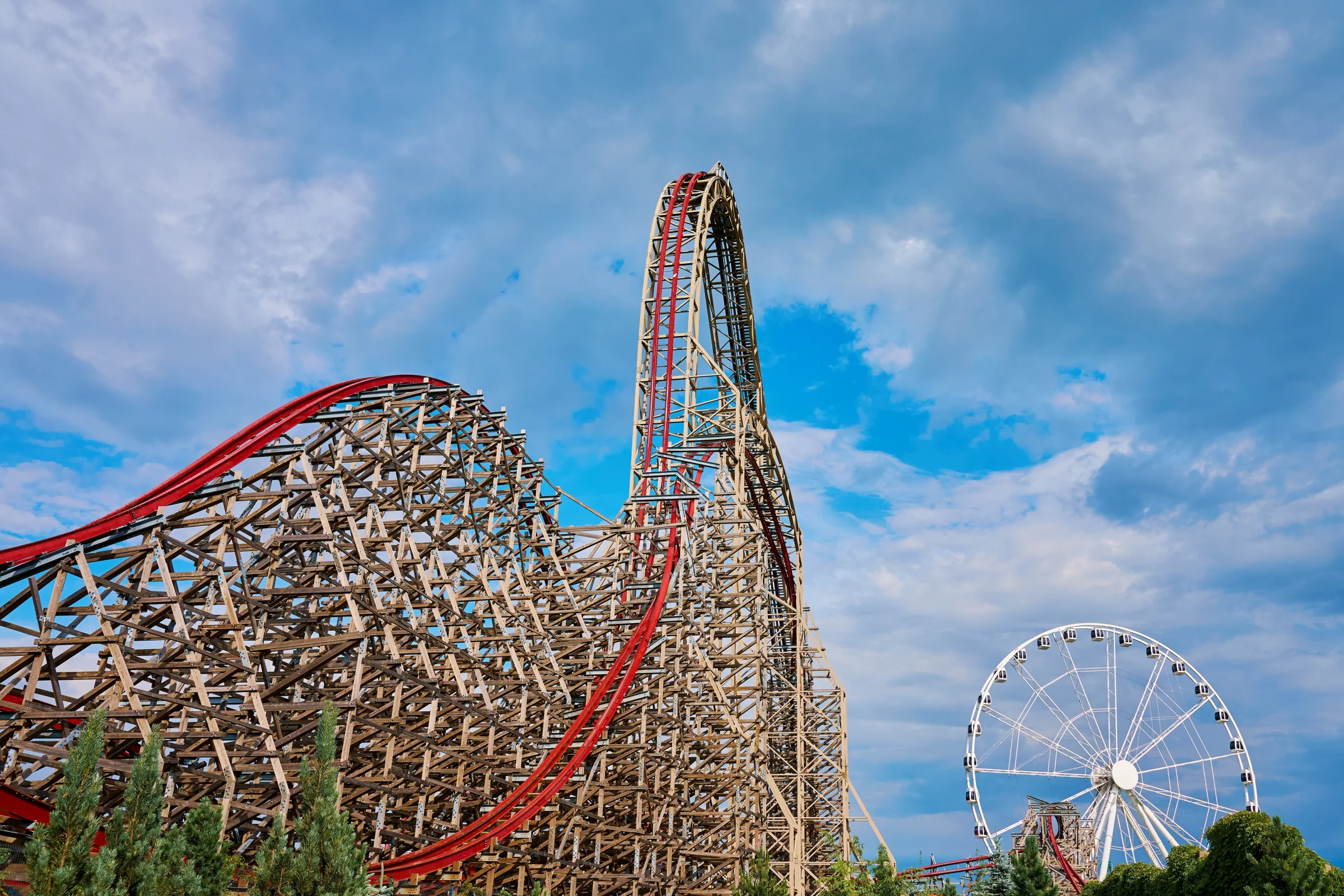 Roller coaster kayu dan bianglala di taman hiburan