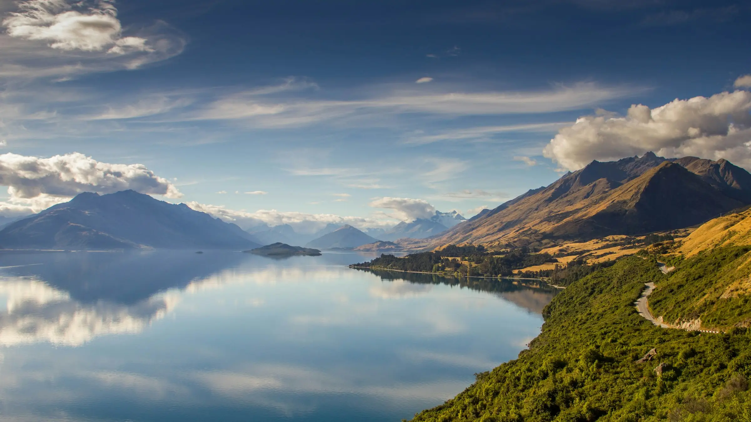 Danau Wakatipu dan pegunungan di Queenstown, Selandia Baru