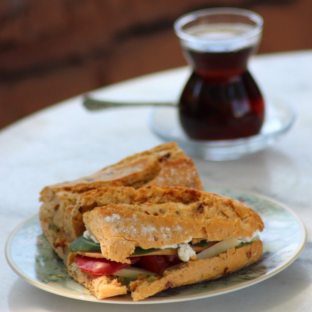 Kuru Domatesli Ekmek Sandviç