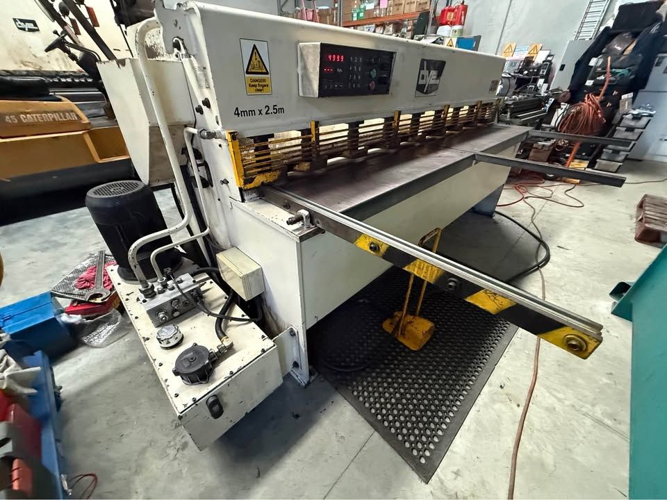 DYE 2.5m x 4mm Hydraulic Guillotine — photo 5