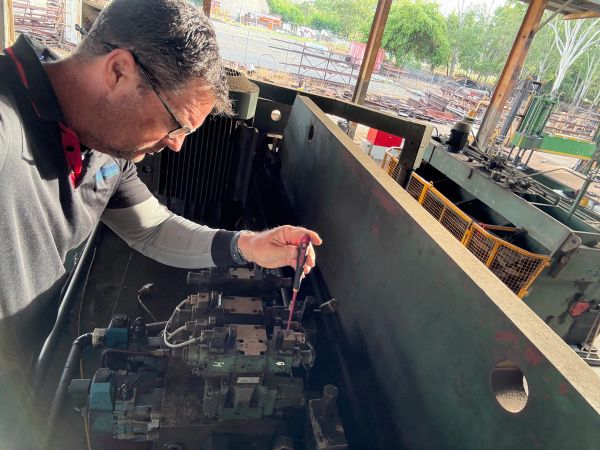 Press Brake Hydraulic Valve Block Underside Service