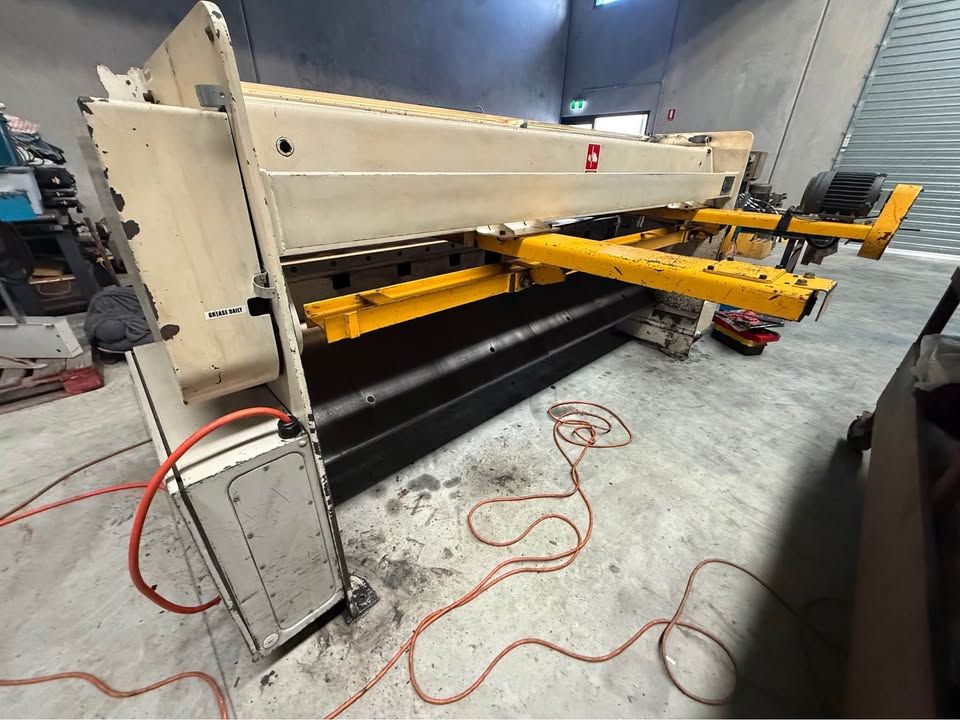 DYE 2.5m x 4mm Hydraulic Guillotine — photo 3