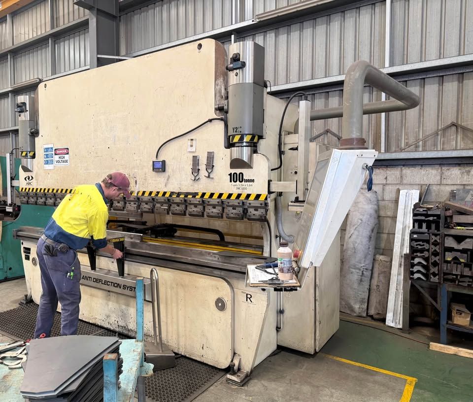 DYE 100t x 3.6m 7-Axis CNC Press Brake — photo 8