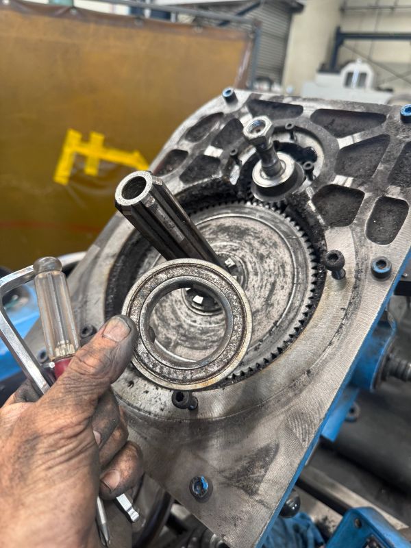 Hydraulic Gearbox Bearing Disassembly