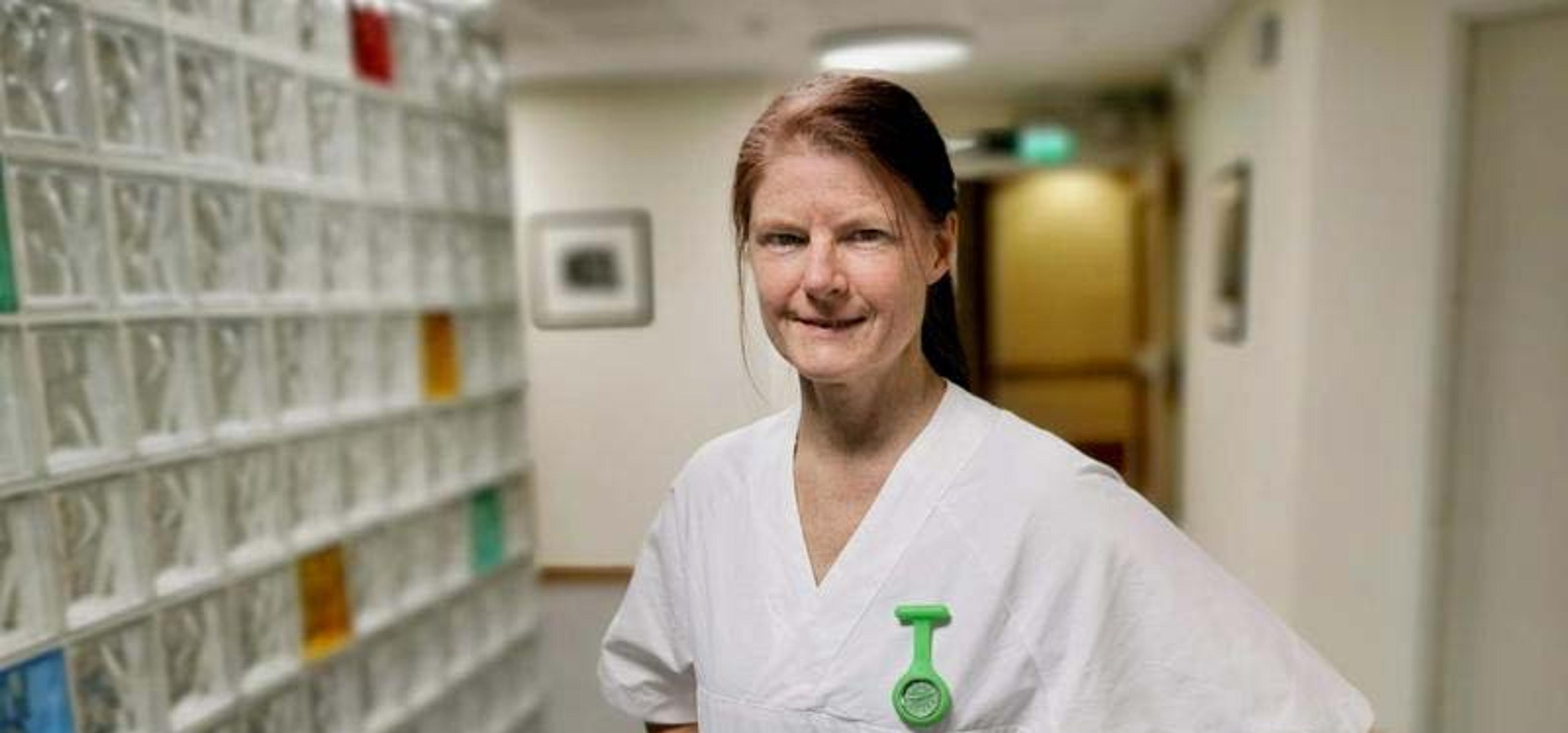 Helsefagarbeider ser inn i kamera inne i en avdeling