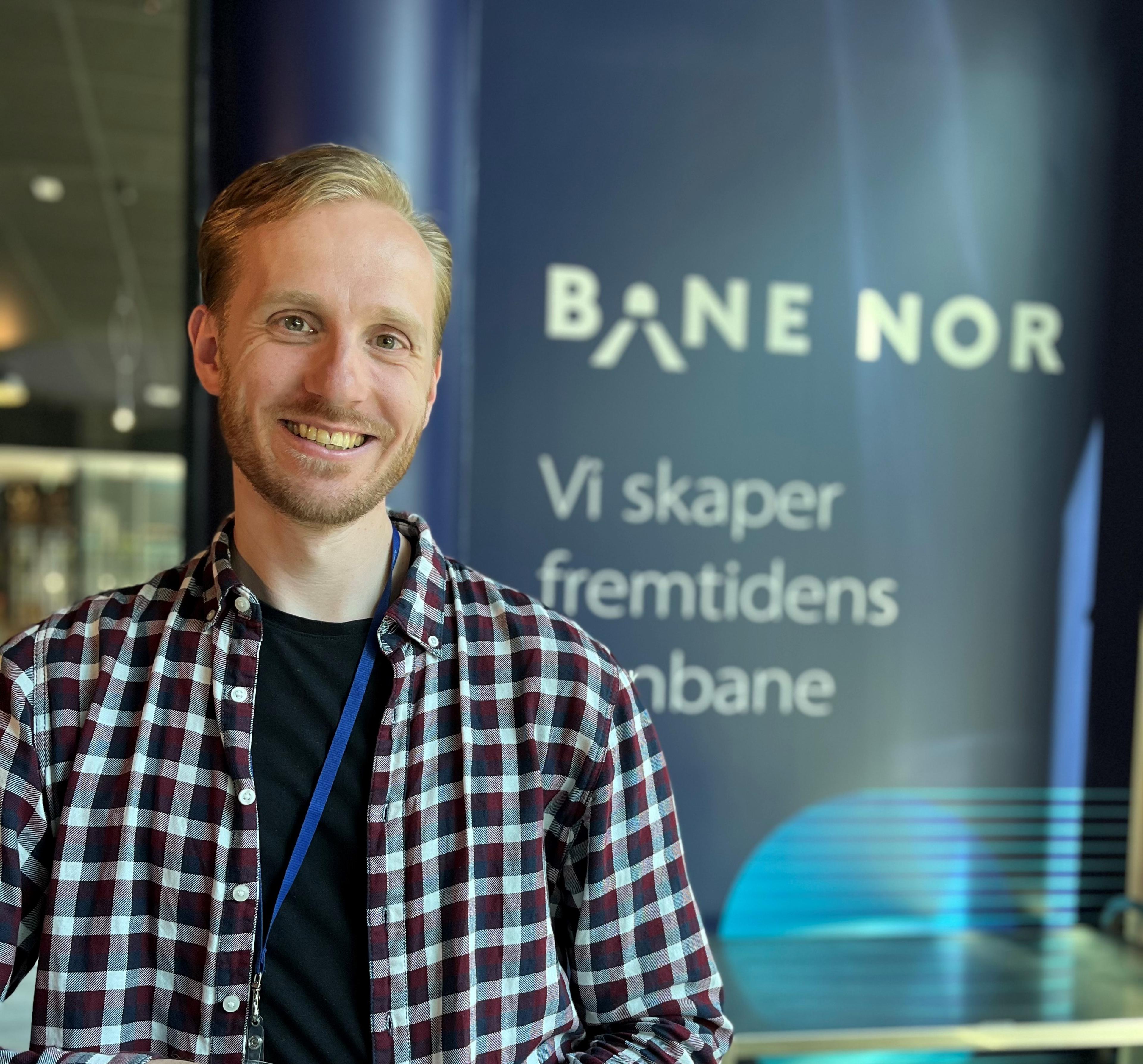 Mann i kontorlandskap. Tidligere student ved Folkeuniversitetet.