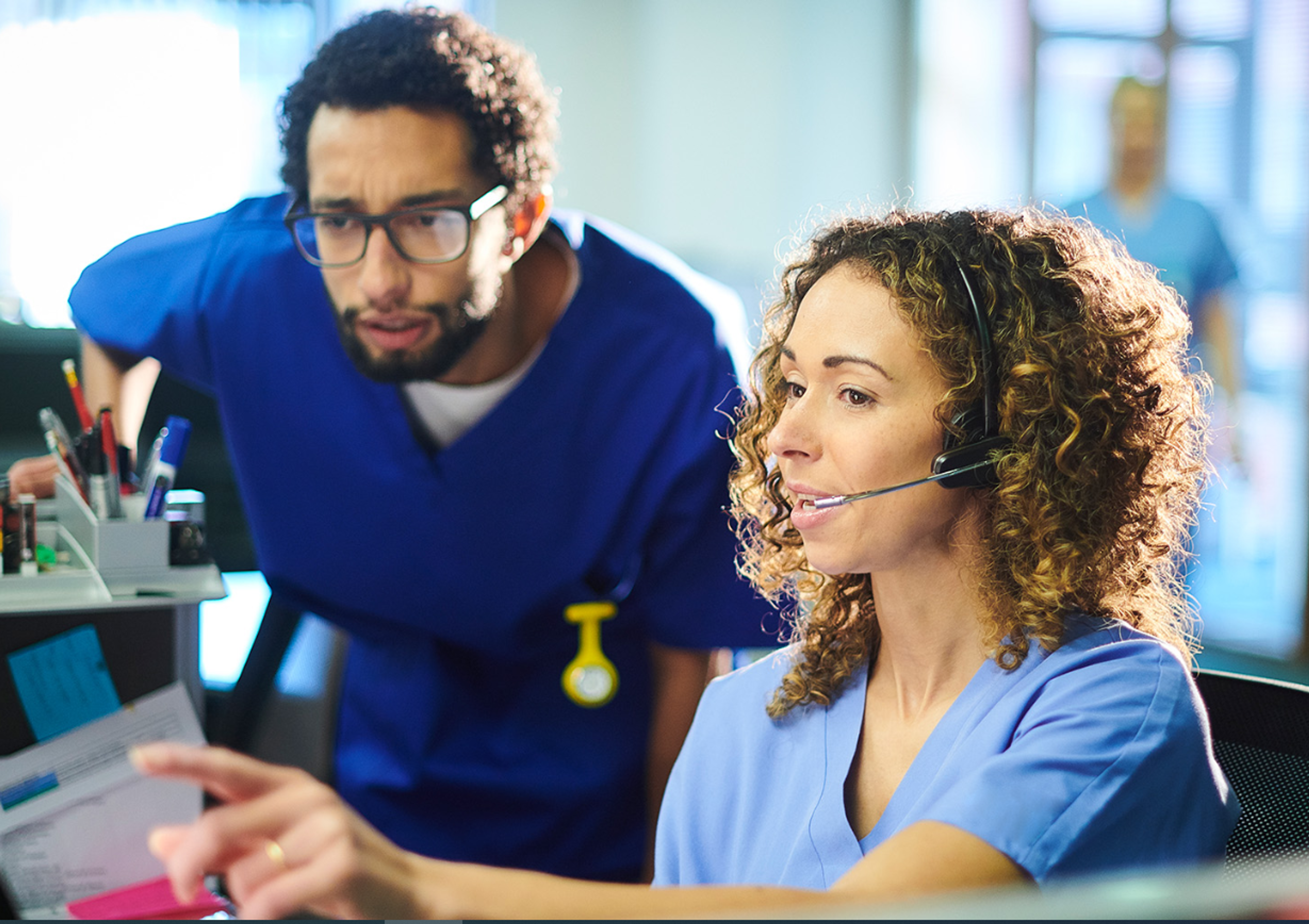 Mann og dame jobber innen helse