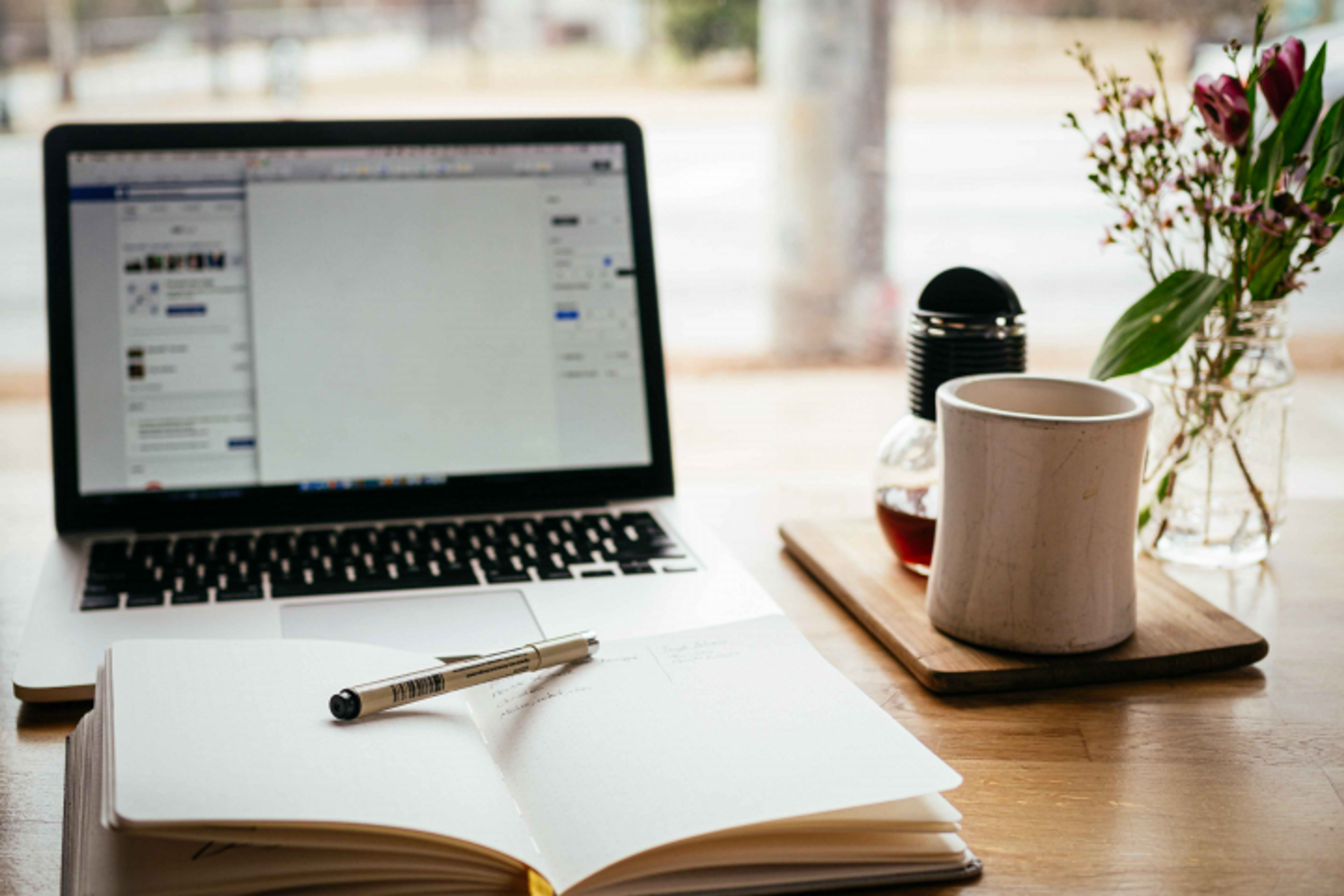 Datamaskin studere bok penn digital undervisning