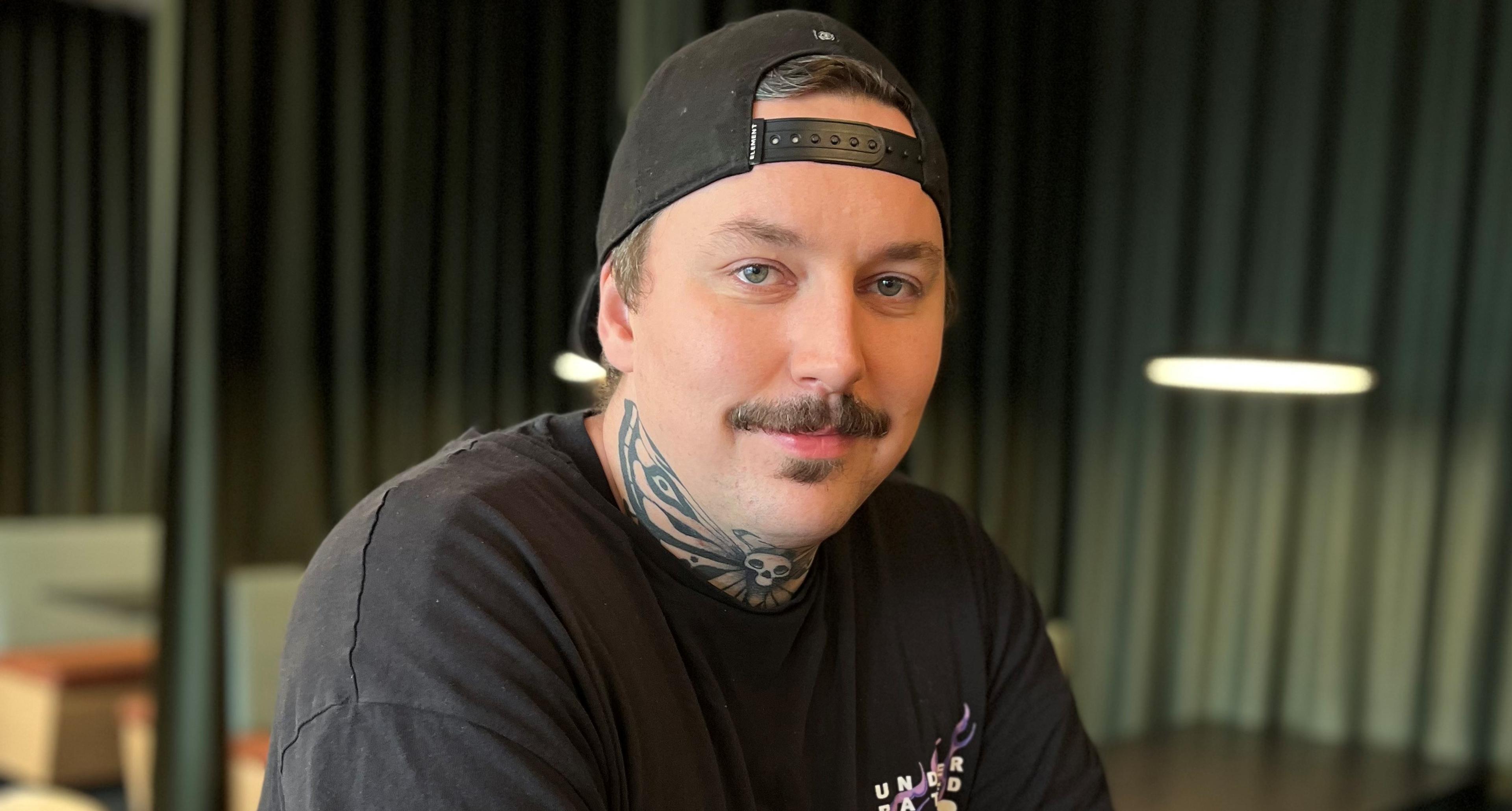 Ole Jacob Remme sitter i kantina til Folkeuniversitetet.