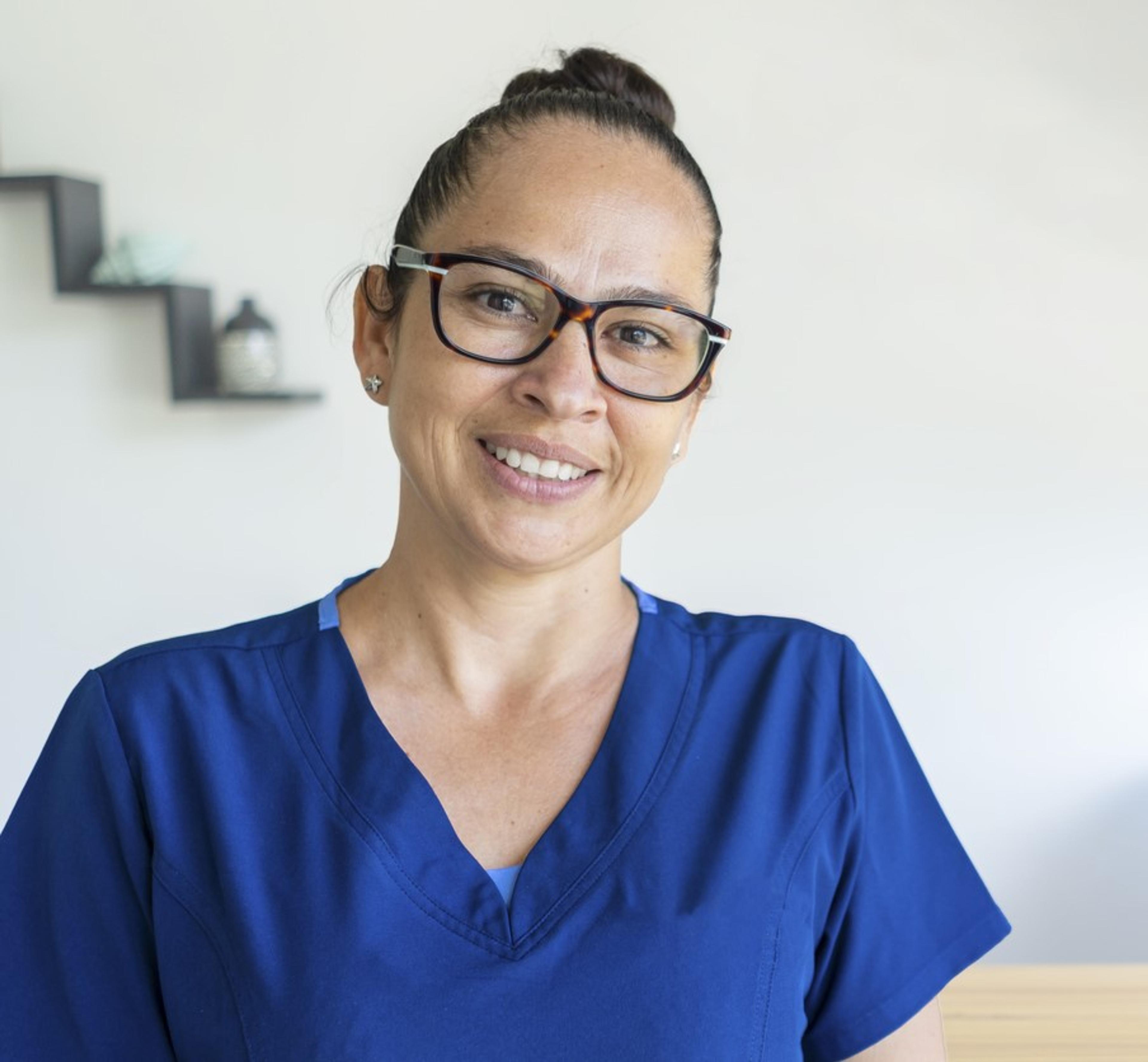 Ung dame, med blå skjorte, helsefagarbeider