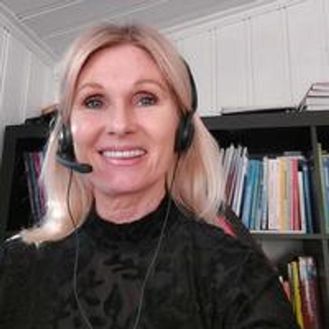 lærer med headsett smiler digital undervisning