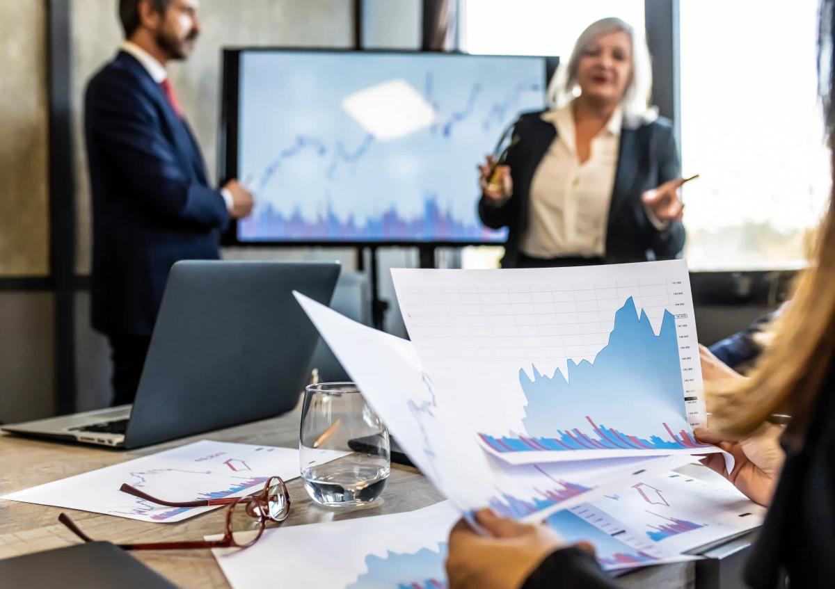 business-woman-looking-series-data-analyzes-business-meeting