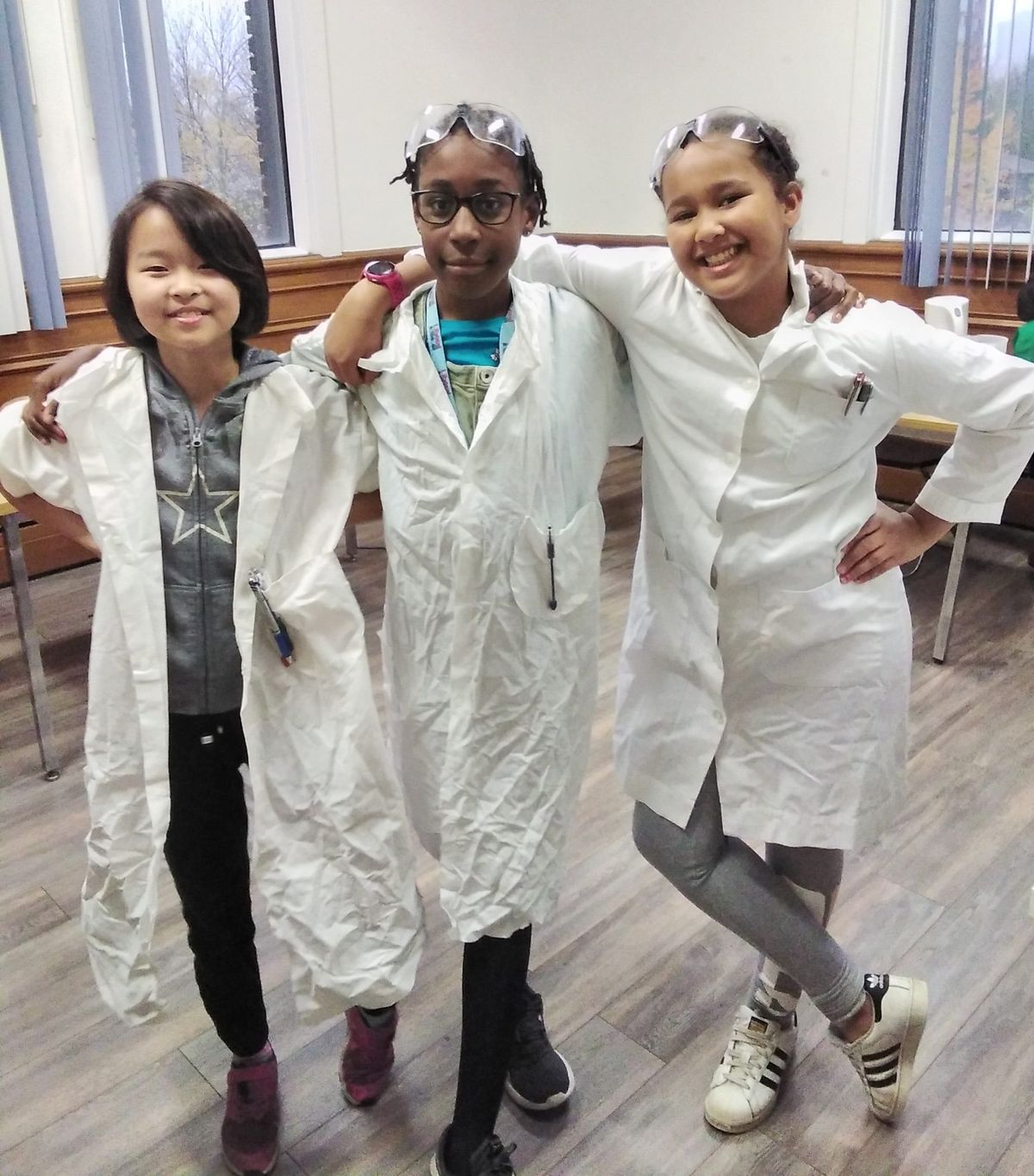 three-girls-are-in-science-la
