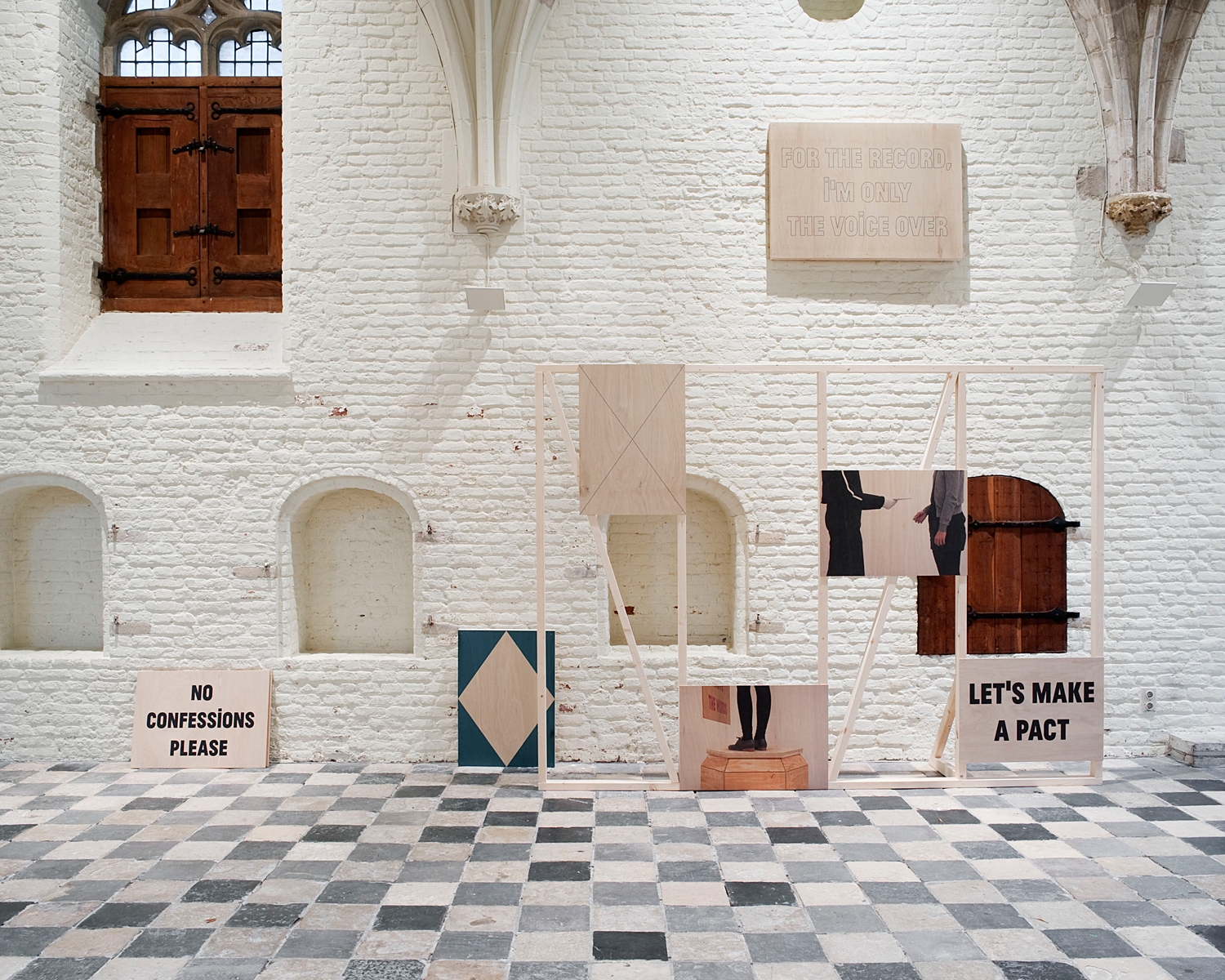 Kelly Schacht, 2011 
Installatie afbeelding | One Voice Makes Two Perspectives | Kelly Schacht