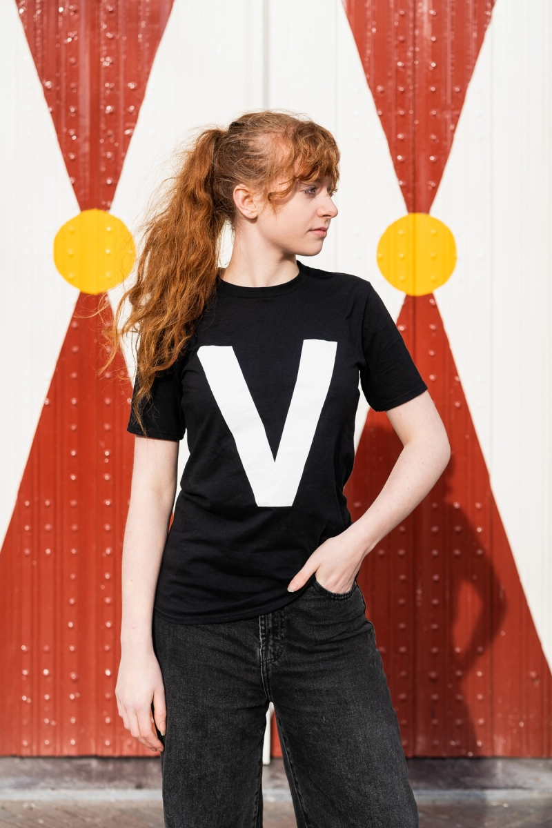 V Shirt (zwart) | Jungmyung Lee
