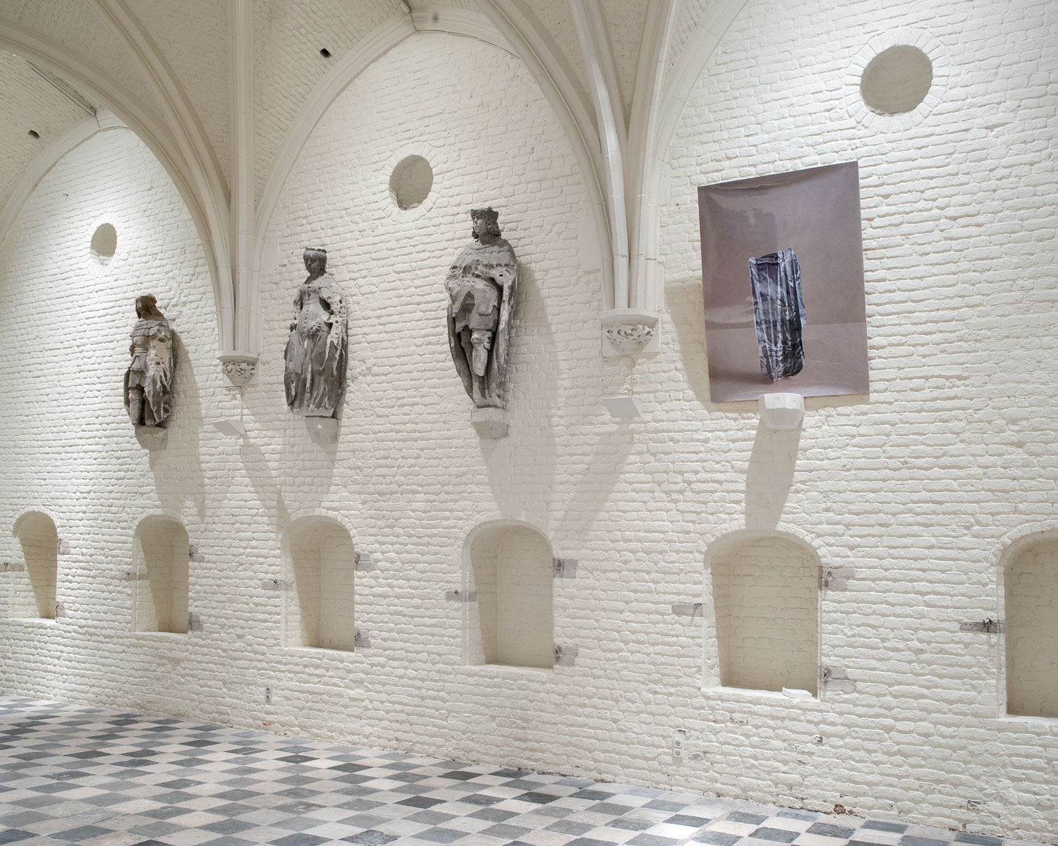 'Beyond the Fragile Geometry of Sculpture', 2011
Installatiefoto
Leo van Kampen fotografie | Beyond the Fragile Geometry of Sculpture | Tolia Astali/Dylan Peirce, Eva Berendes, Michael Dean, Koenraad Dedobbeleer, David Jablonowski, Guillaume Leblon, Italo Zuffi