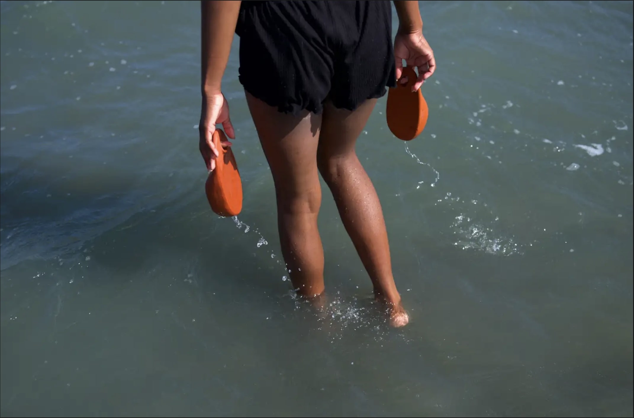 Stoma Pisá. Sculptures, clay, and performance in Curaçao. 2024 | Echoes of the Abyss | Lakisha Apostel
