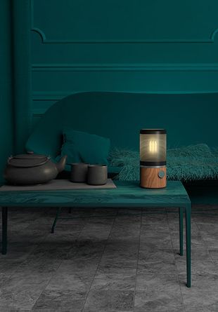 Herstal bordslampa på soffbord