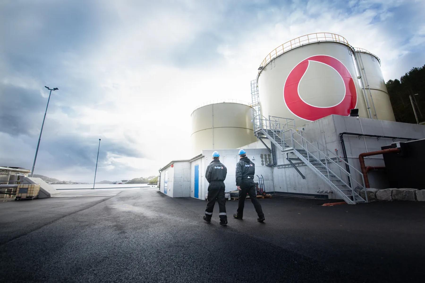 Bunker Oil tankanlegg med drivstofftanker og ansatte