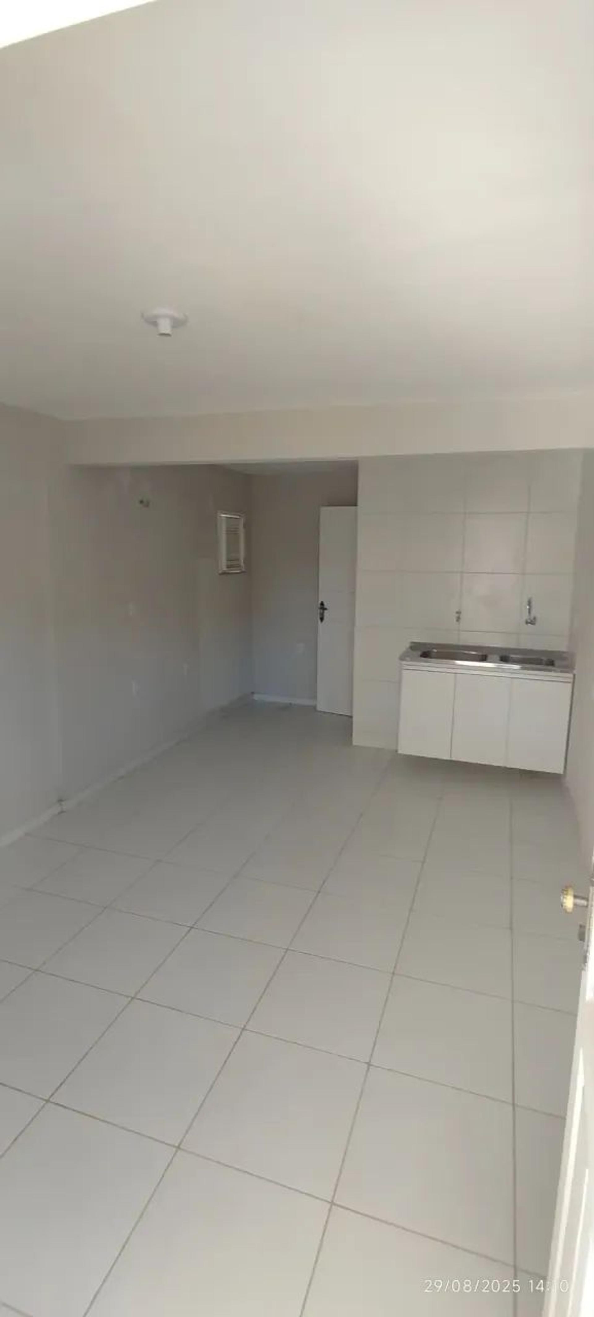 Aluga-SE Apartamento DE Escada NO 1° Pavimento NA Rua Gonçalves Ledo