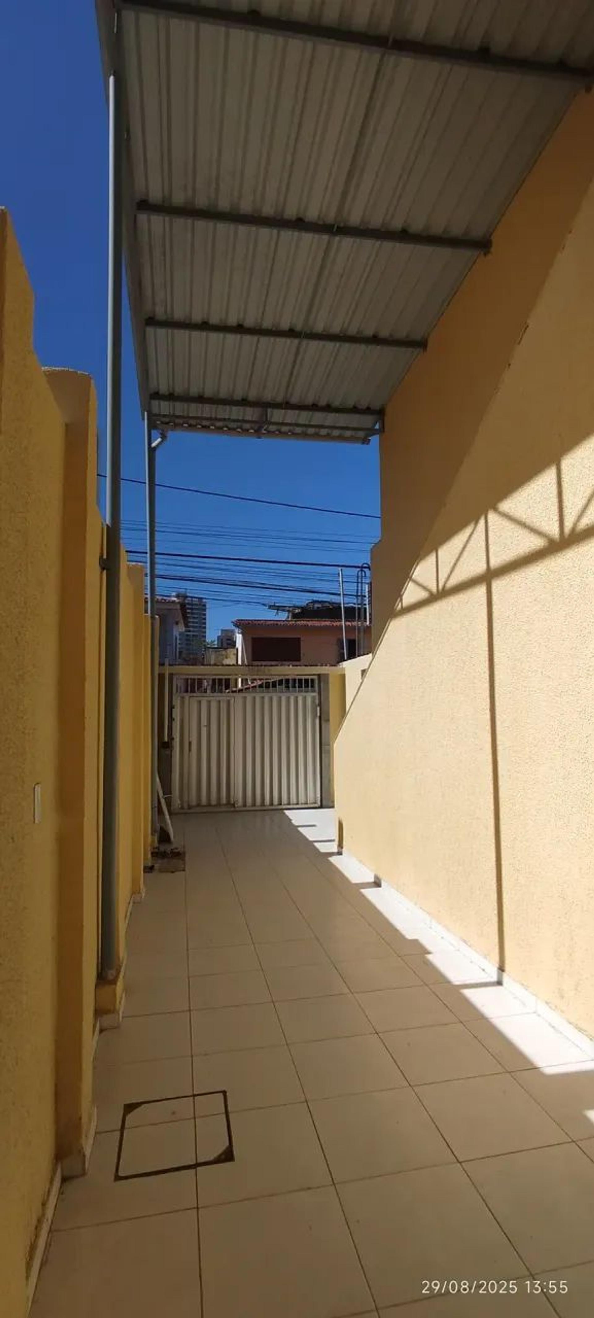 Aluga-SE Apartamento DE Escada NO 1° Pavimento NA Rua Gonçalves Ledo