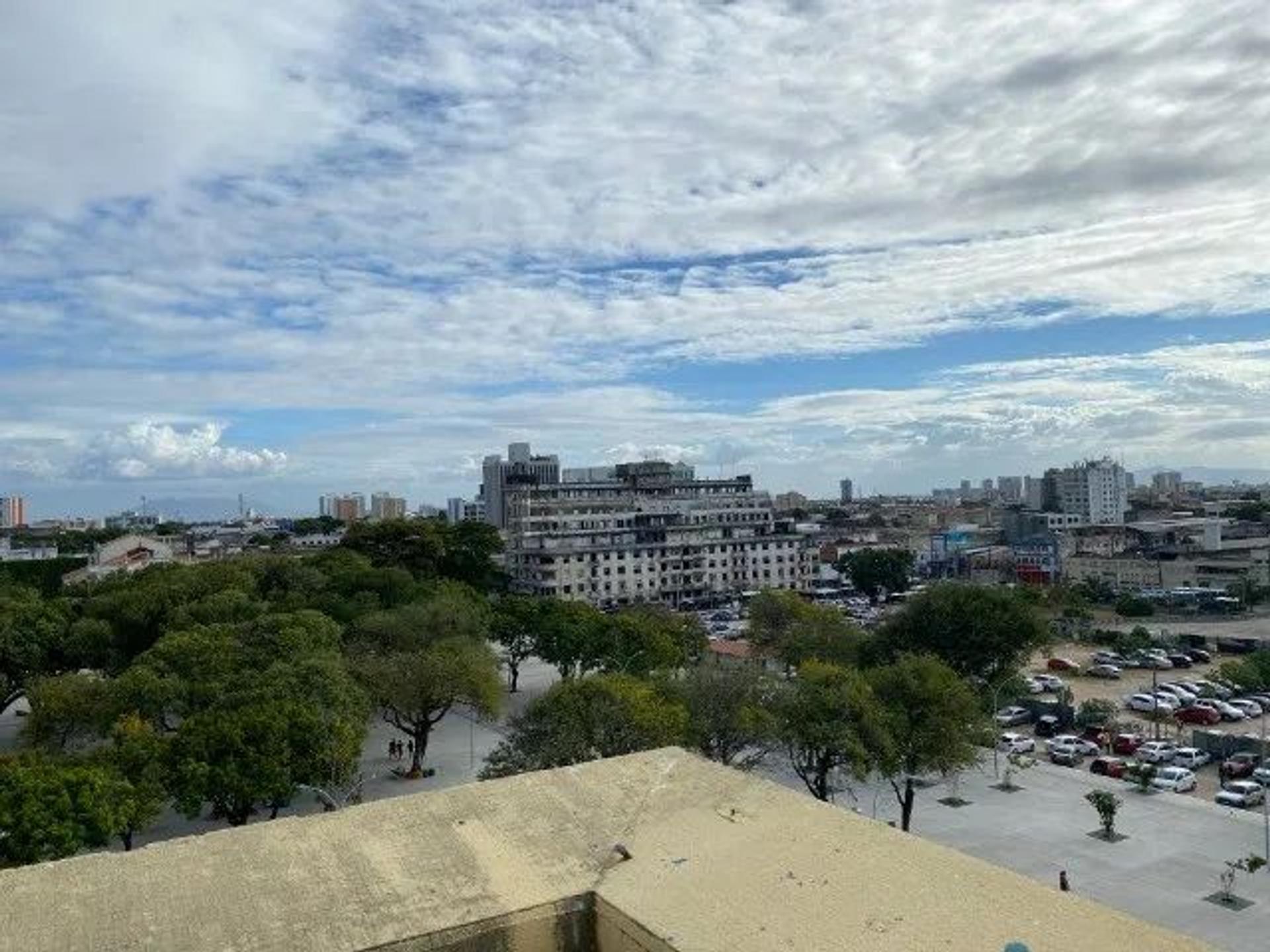 Vende-Se Prédio Comercial De Esquina Na Rua Guilherme Rocha