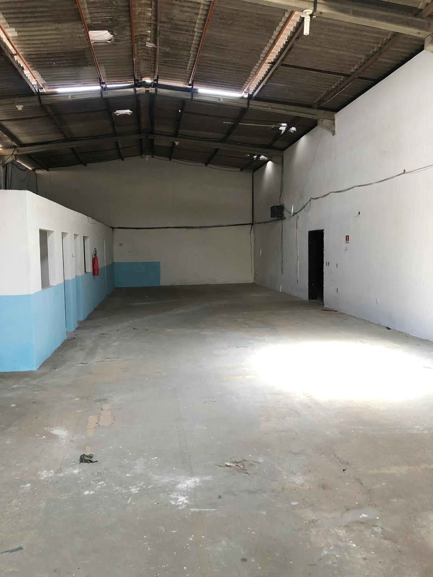 Galpão/Depósito/Armazém na Avenida Juscelino Kubitschek, 3385, Passaré em Fortaleza, por R$ 15.000/Mês - Viva Real