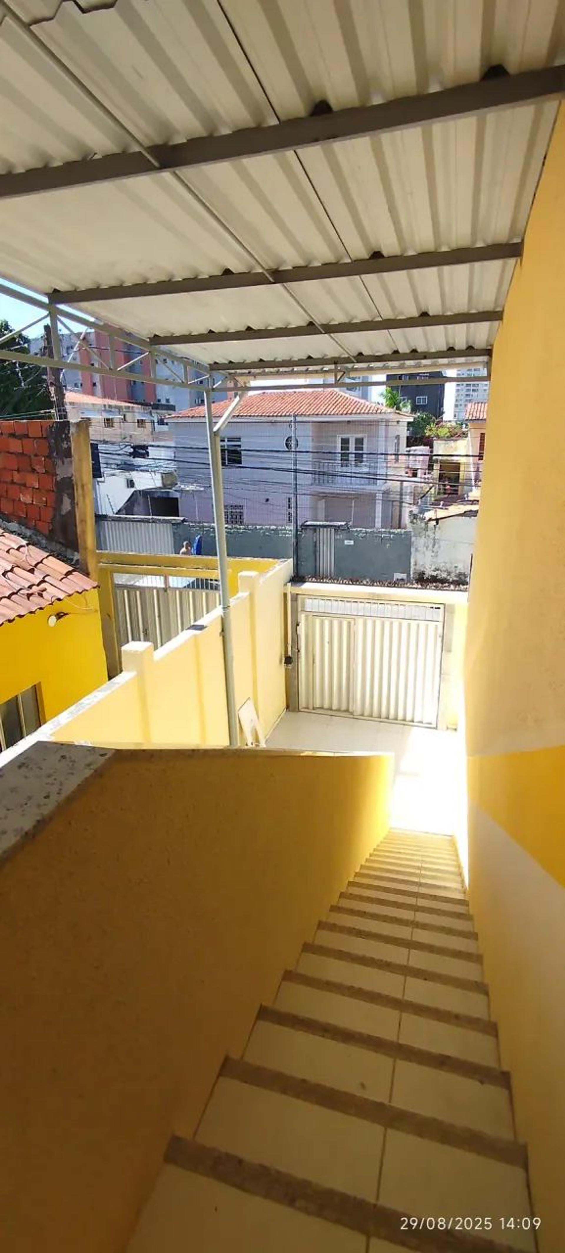 Aluga-SE Apartamento DE Escada NO 1° Pavimento NA Rua Gonçalves Ledo