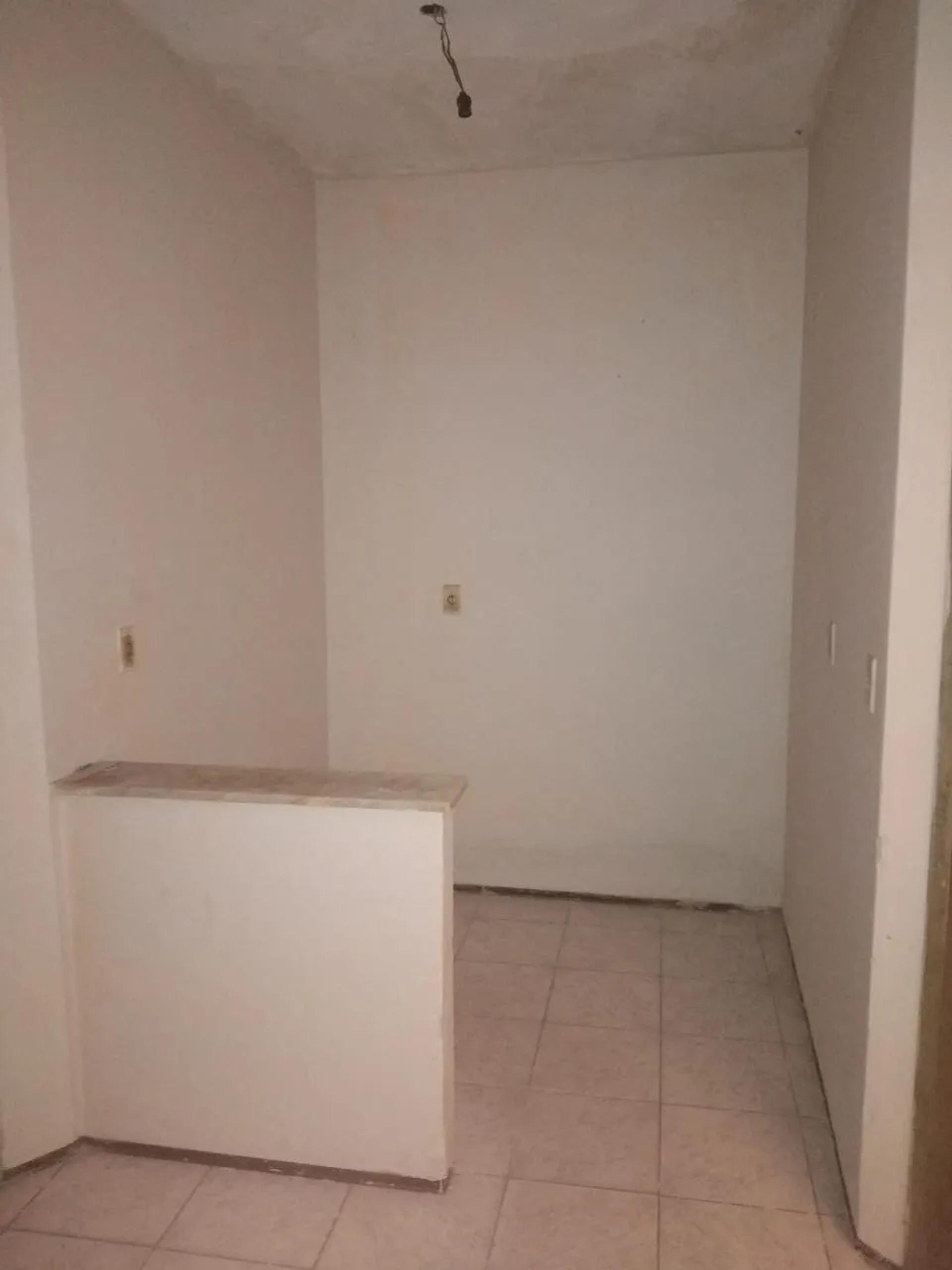 Sala Comercial na Avenida Américo Barreira, 5712, Demócrito Rocha em Fortaleza, por R$ 400/Mês - Viva Real