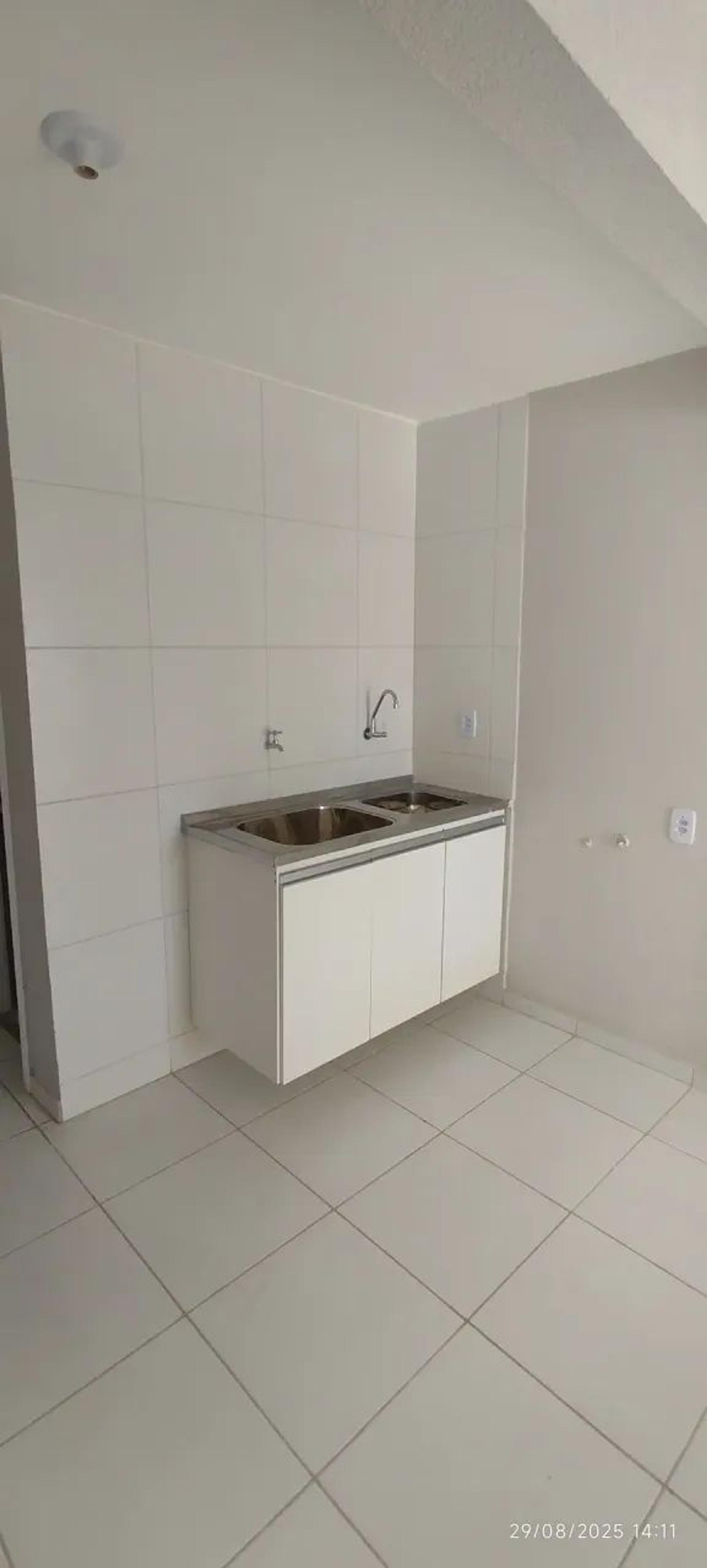 Aluga-SE Apartamento DE Escada NO 1° Pavimento NA Rua Gonçalves Ledo