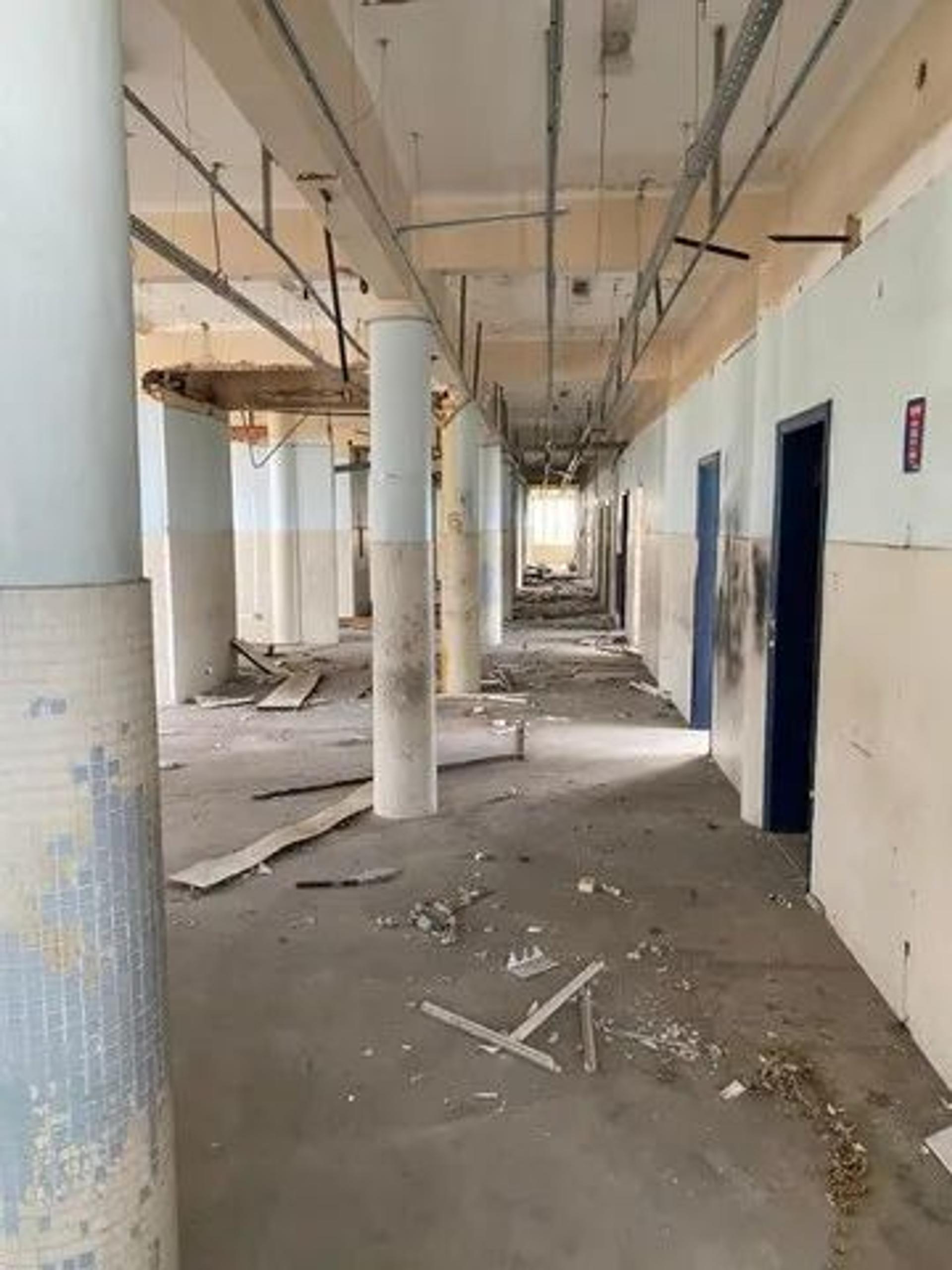 Vende-Se Prédio Comercial De Esquina Na Rua Guilherme Rocha