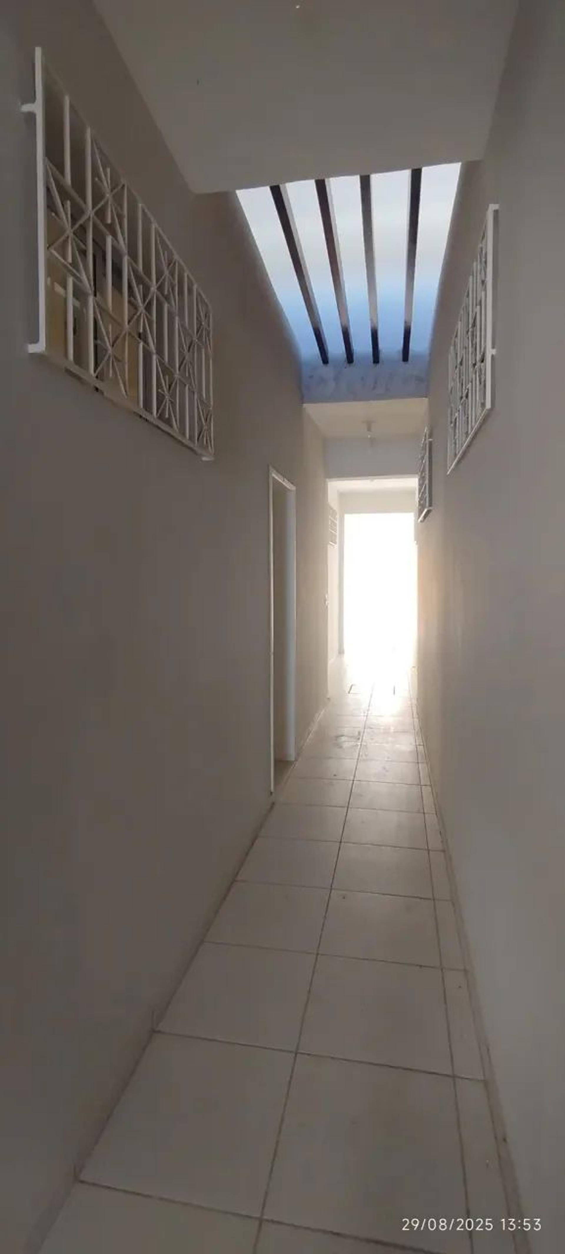 Aluga-SE Apartamento DE Escada NO 1° Pavimento NA Rua Gonçalves Ledo