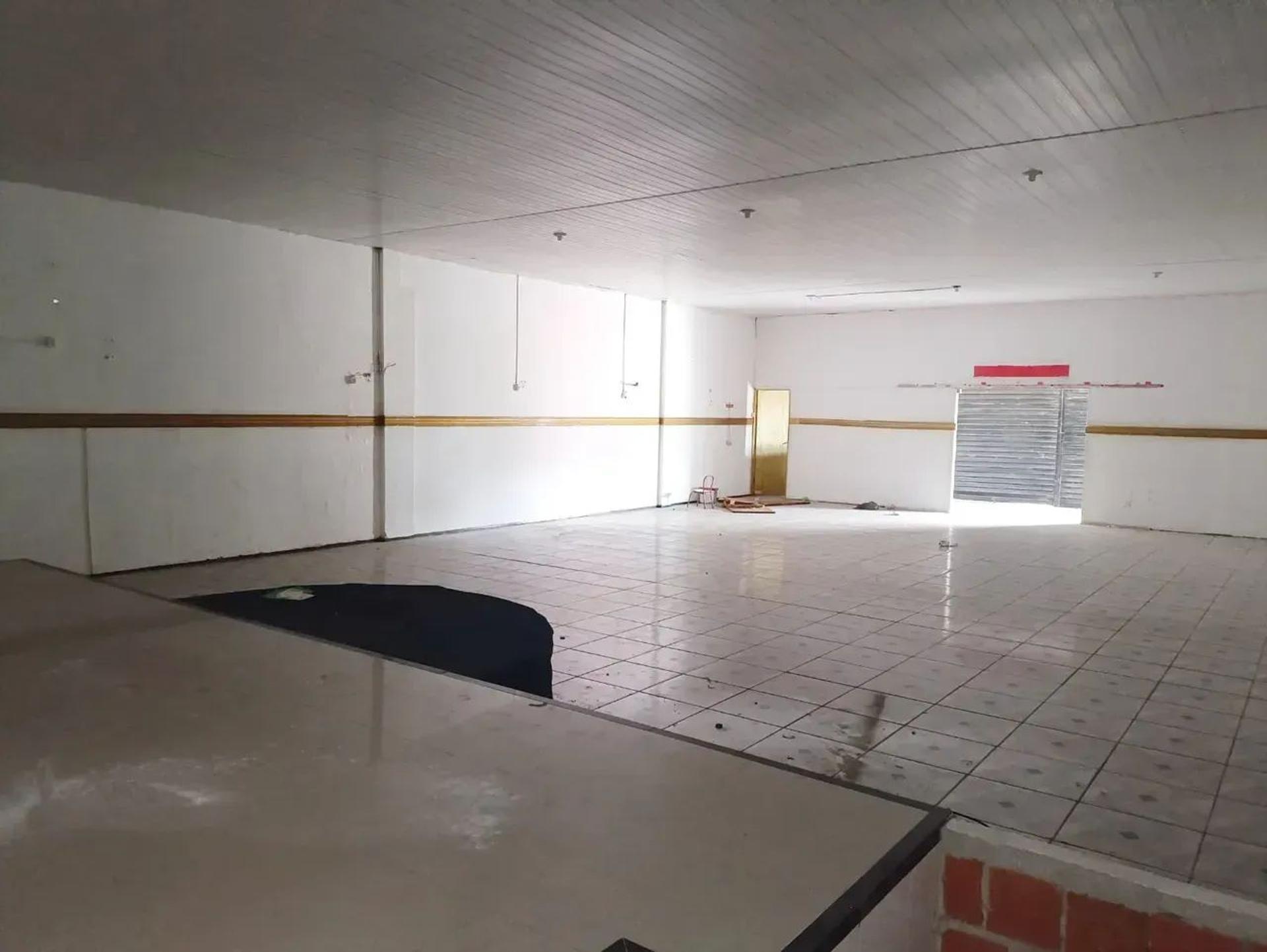 Imóvel para aluguel e venda tem 300 metros quadrados em Serrinha - Fortaleza - CE