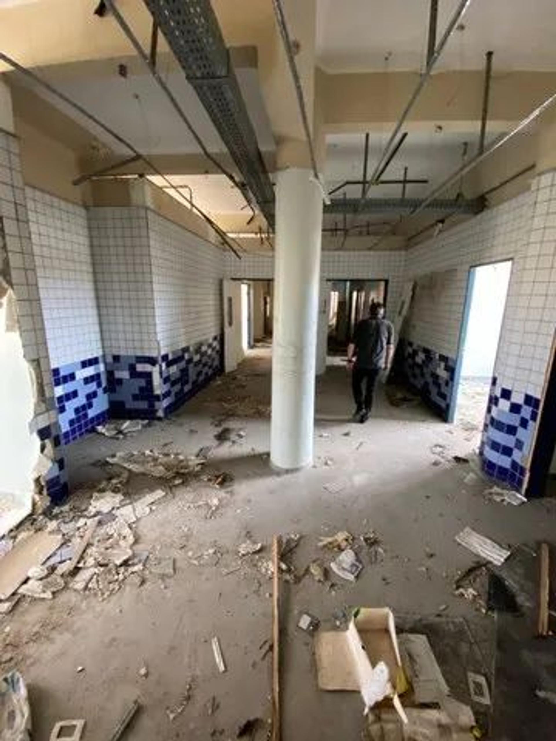 Vende-Se Prédio Comercial De Esquina Na Rua Guilherme Rocha