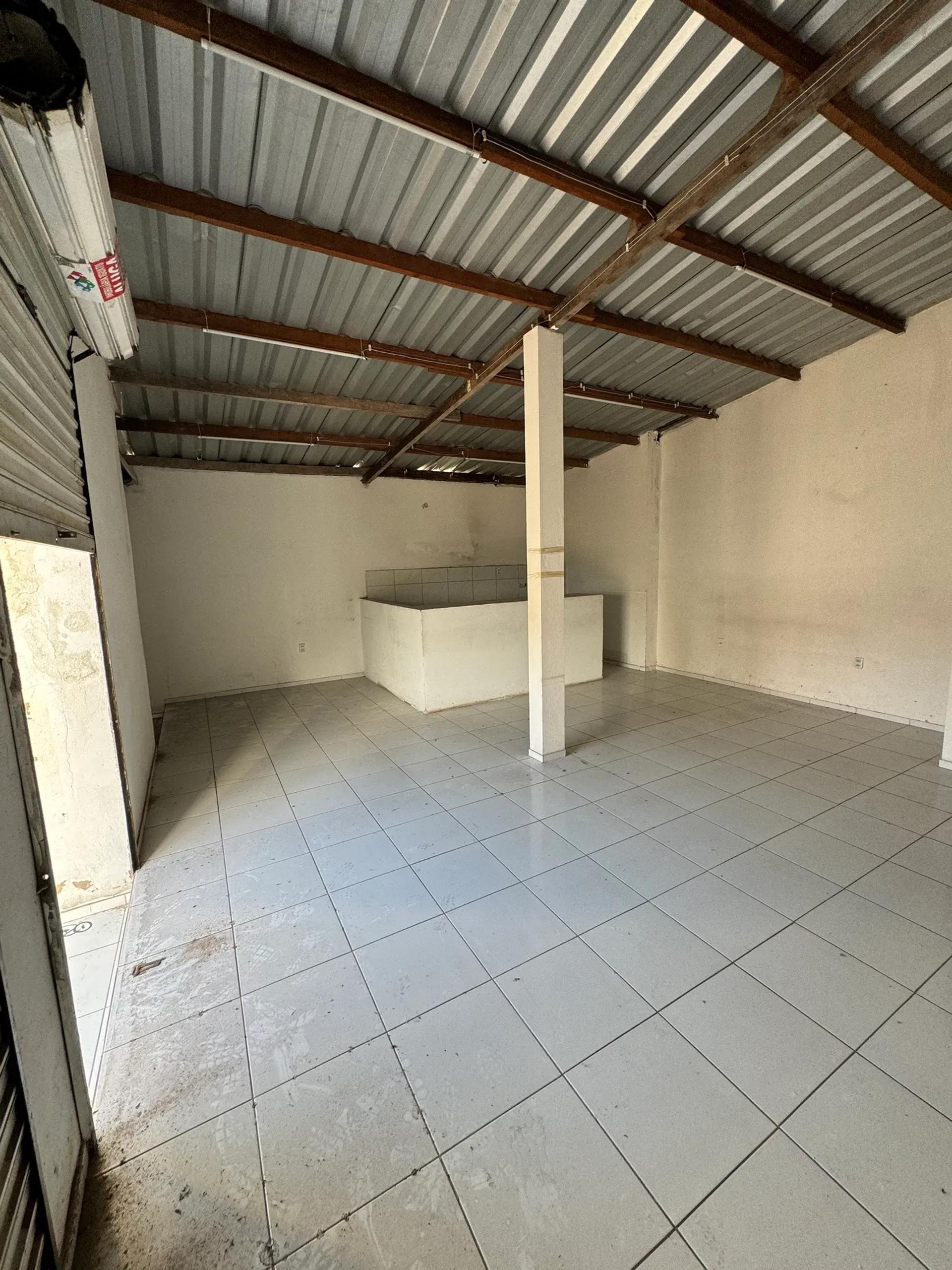 Ponto Comercial na Avenida Presidente Castelo Branco, 84, Moura Brasil em Fortaleza, por R$ 1.600/Mês - Viva Real