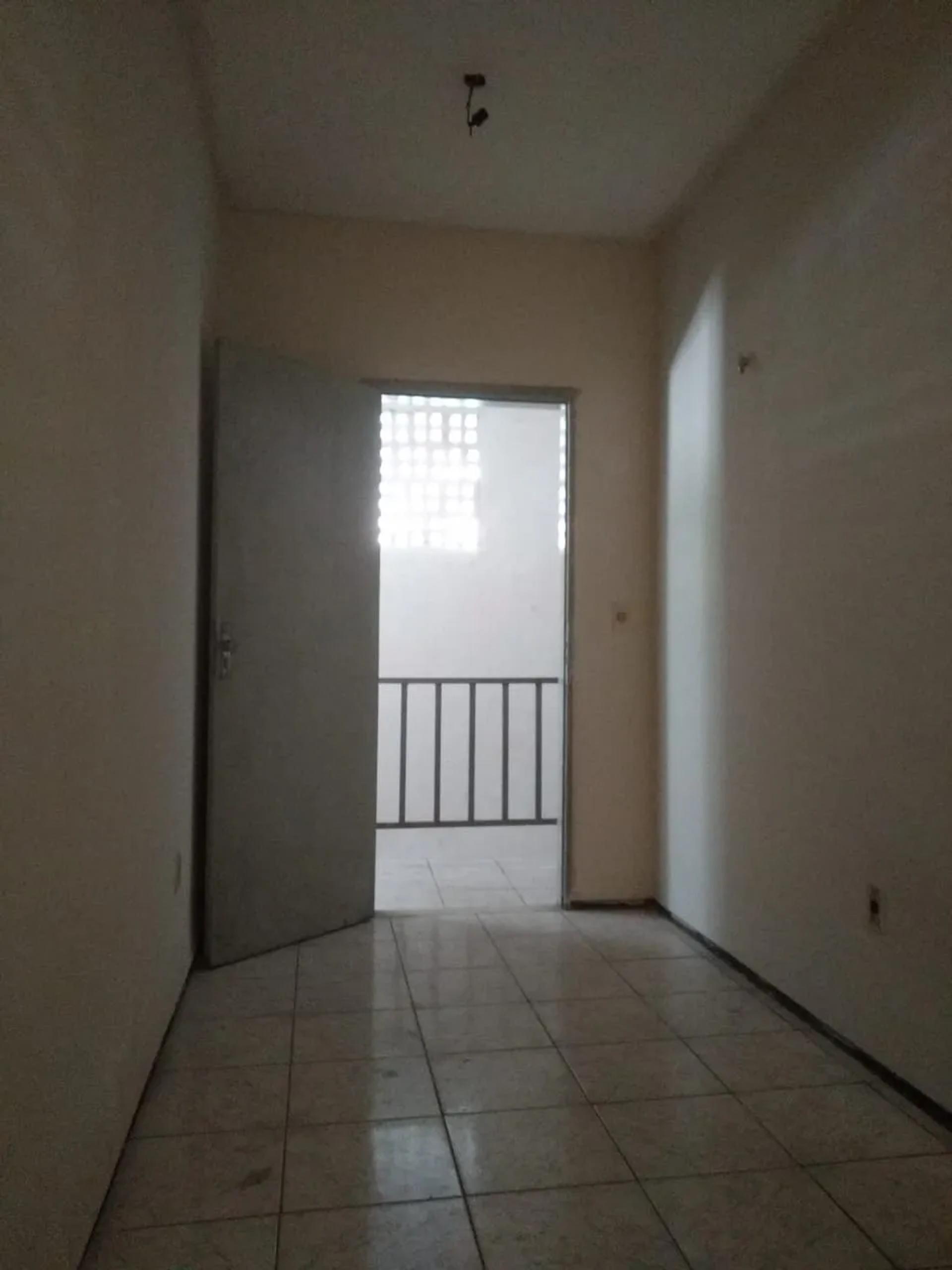 Sala Comercial na Avenida Américo Barreira, 5712, Demócrito Rocha em Fortaleza, por R$ 400/Mês - Viva Real
