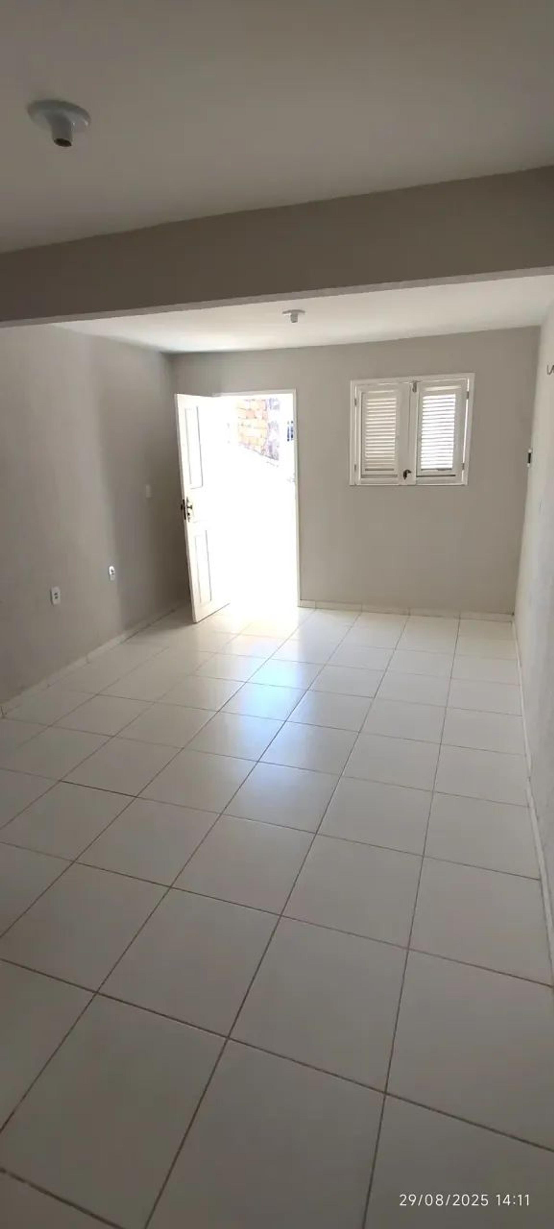 Aluga-SE Apartamento DE Escada NO 1° Pavimento NA Rua Gonçalves Ledo