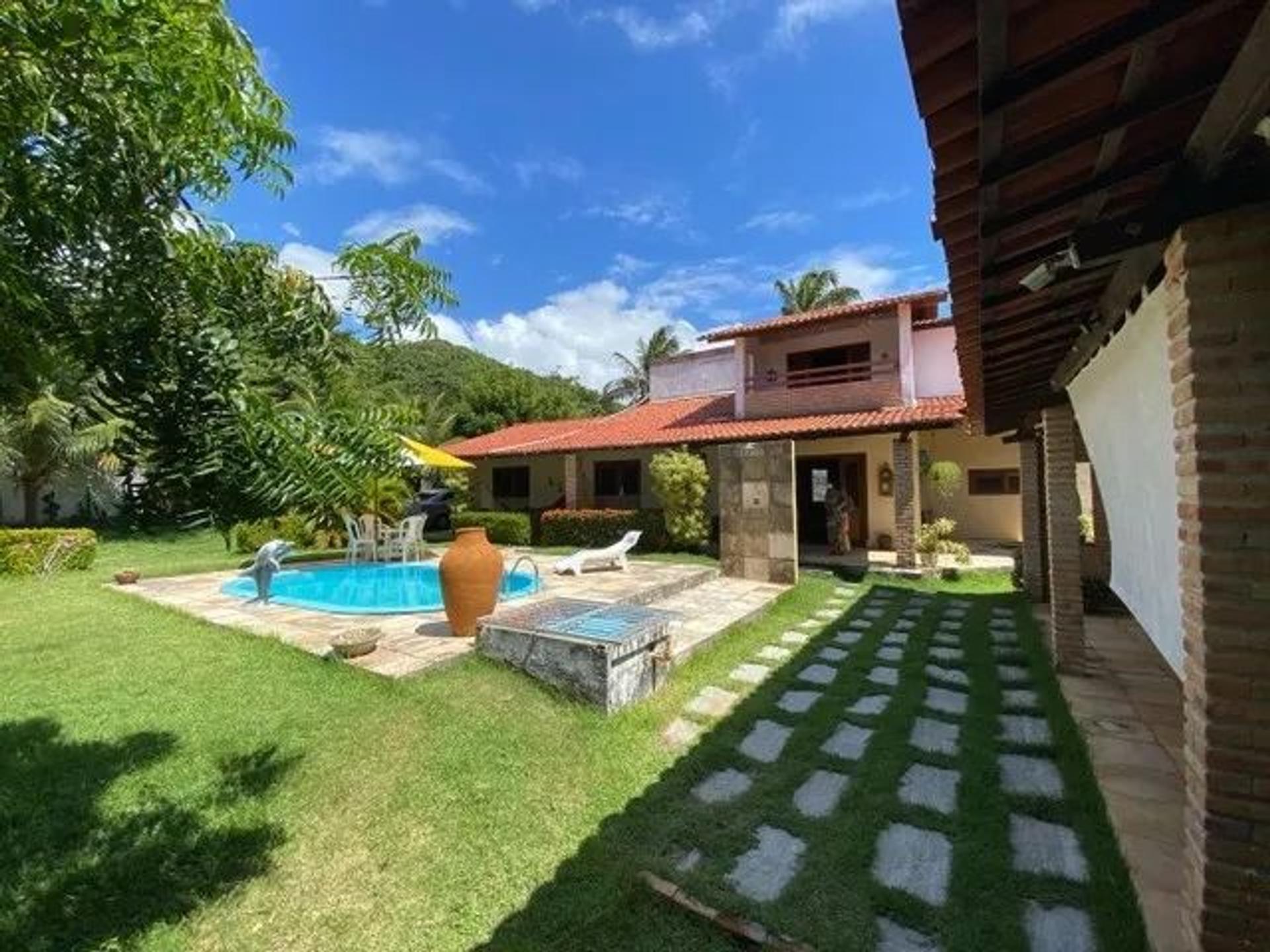 Vende-se casa dúplex localizada na praia do barro preto no Iguape