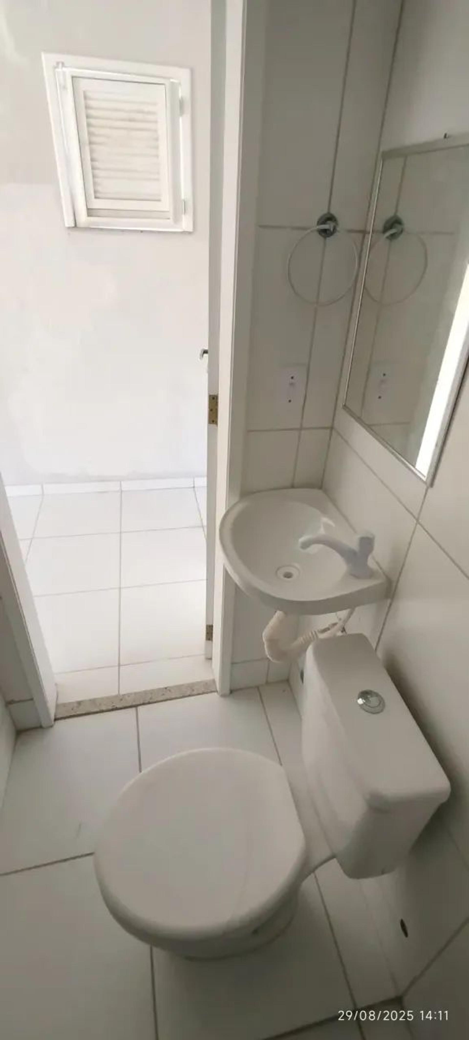 Aluga-SE Apartamento DE Escada NO 1° Pavimento NA Rua Gonçalves Ledo