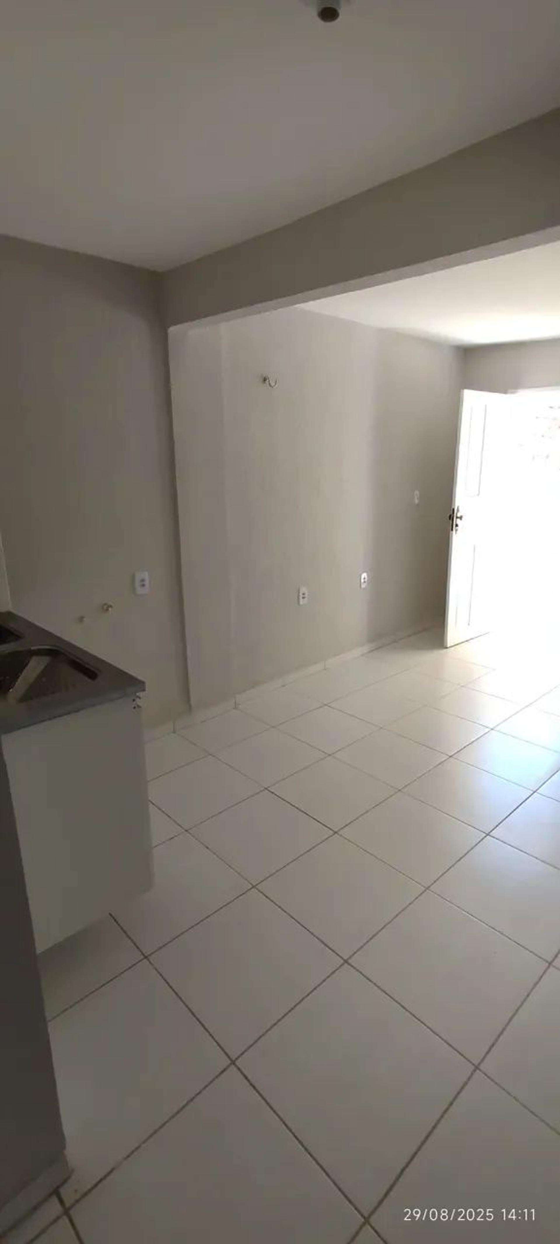 Aluga-SE Apartamento DE Escada NO 1° Pavimento NA Rua Gonçalves Ledo