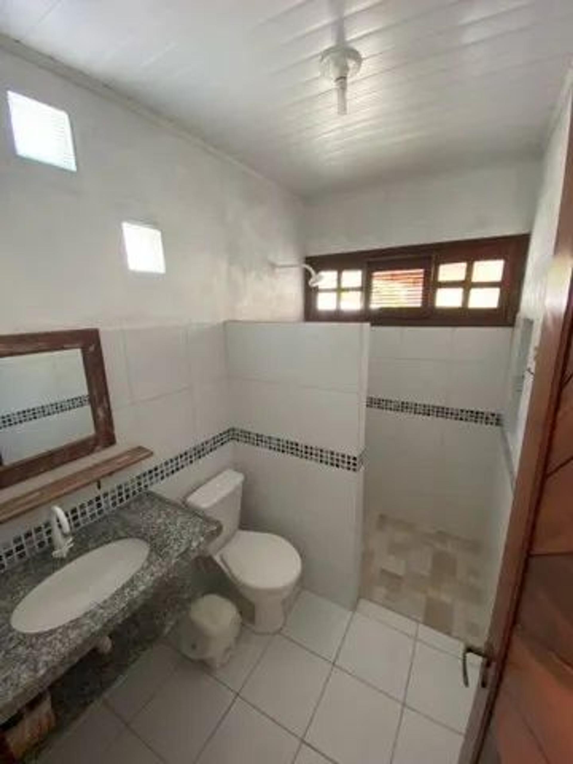 Vende-se casa dúplex localizada na praia do barro preto no Iguape